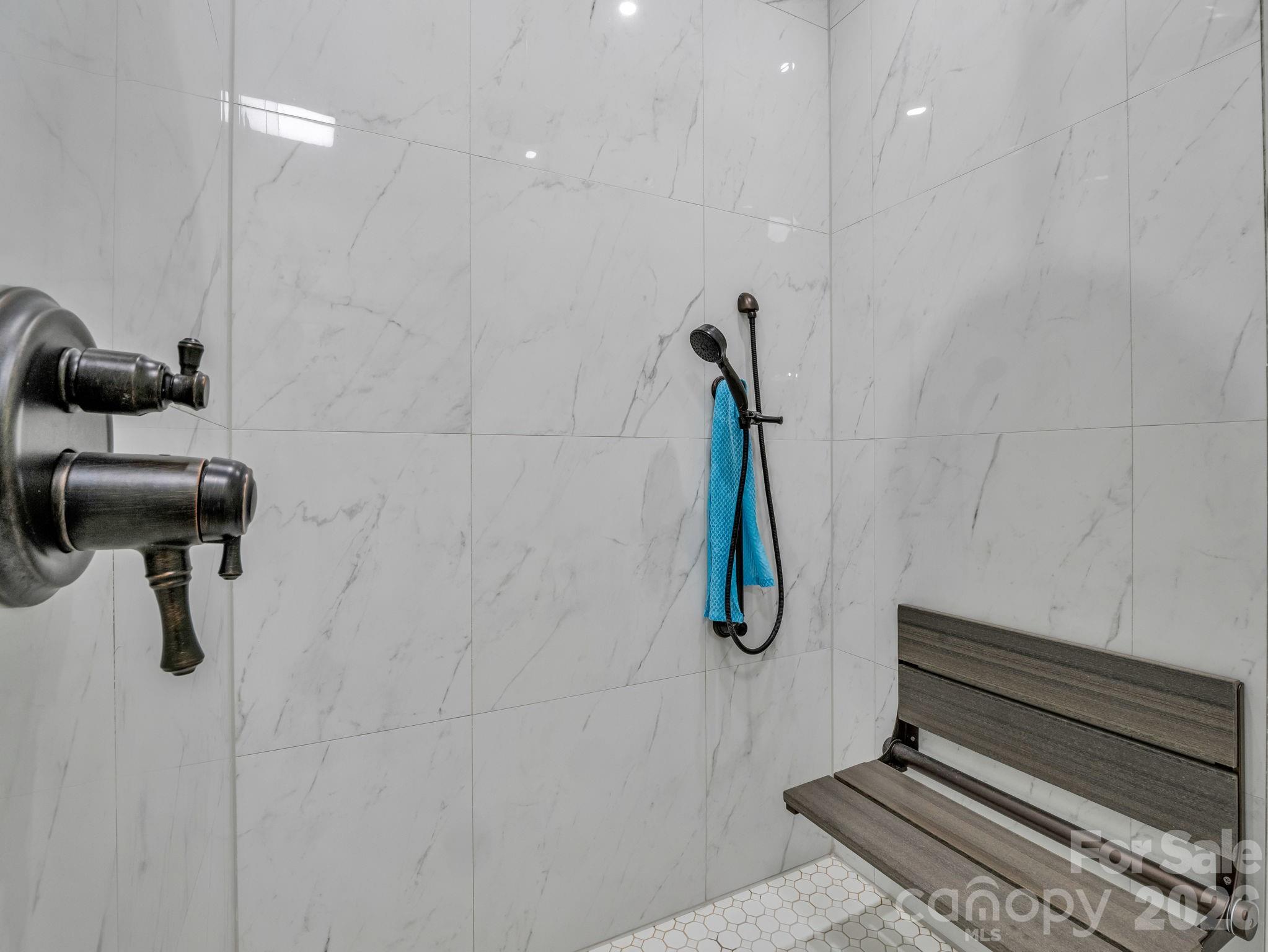 565 Pinewood Knoll Drive — Hendersonville