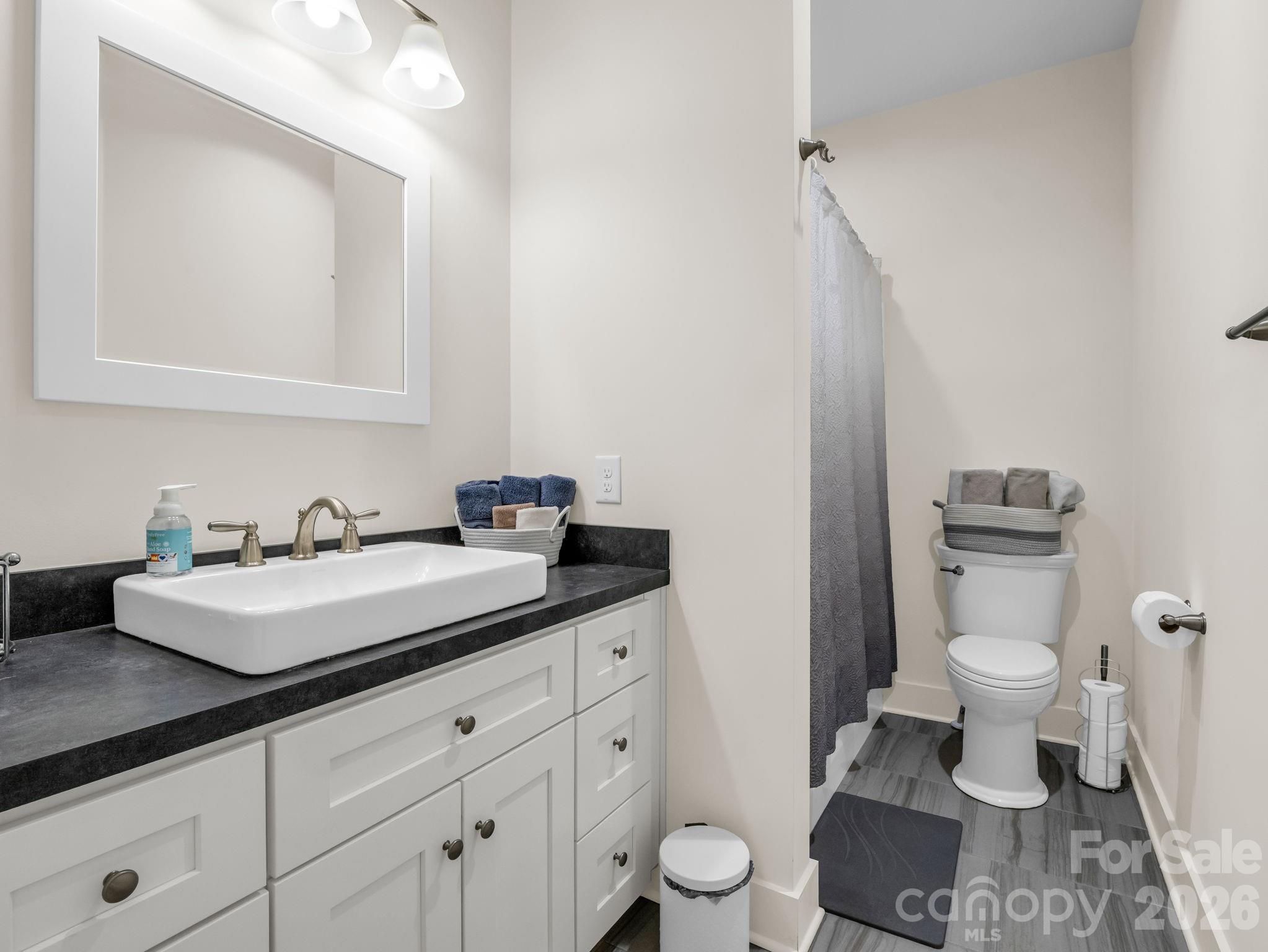 565 Pinewood Knoll Drive — Hendersonville