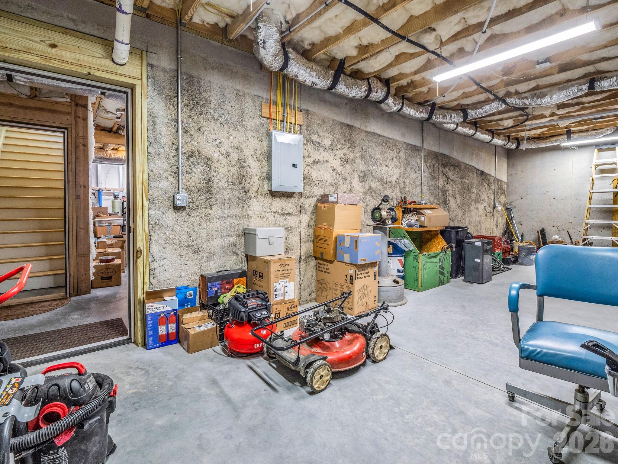 565 Pinewood Knoll Drive — Hendersonville