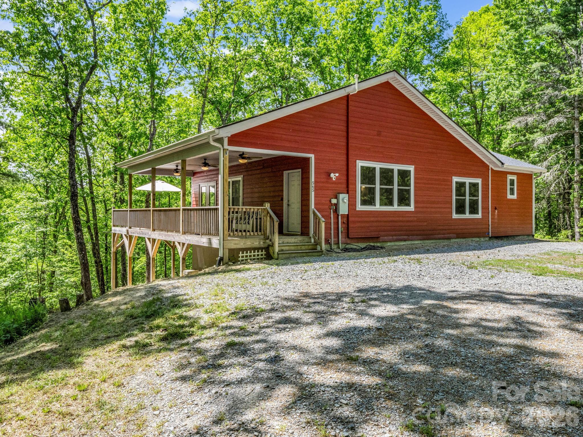 565 Pinewood Knoll Drive — Hendersonville