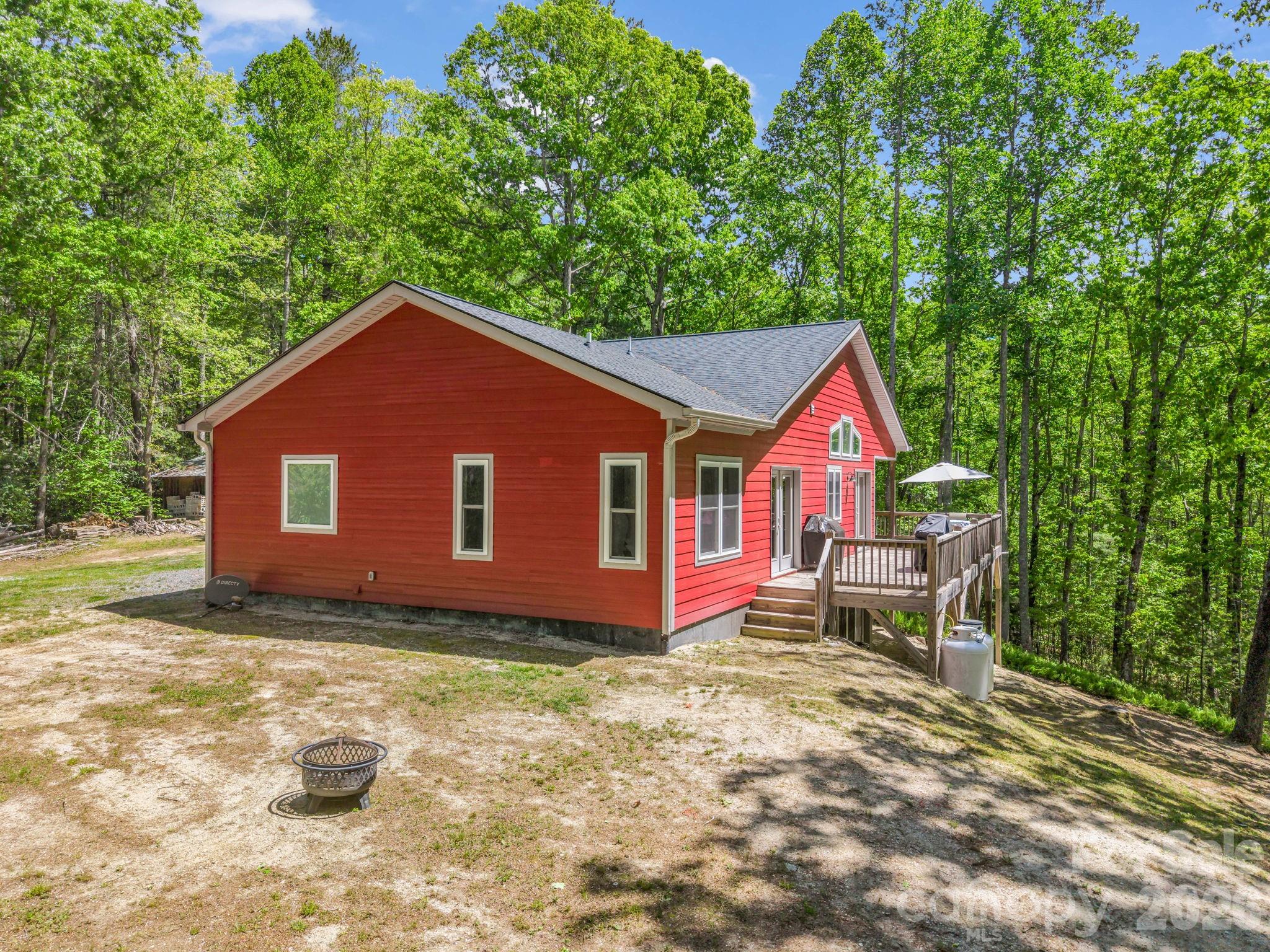 565 Pinewood Knoll Drive — Hendersonville