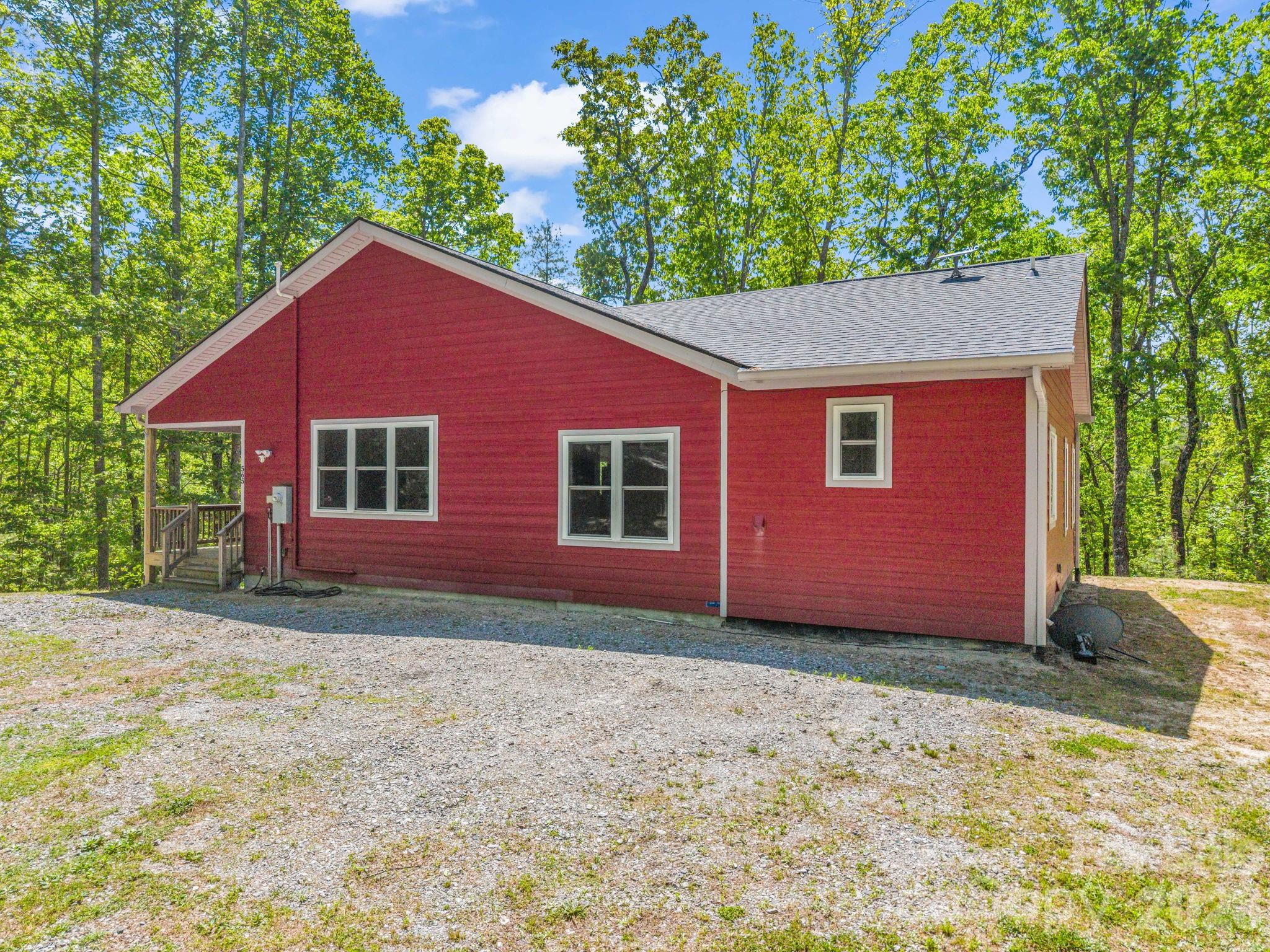 565 Pinewood Knoll Drive — Hendersonville
