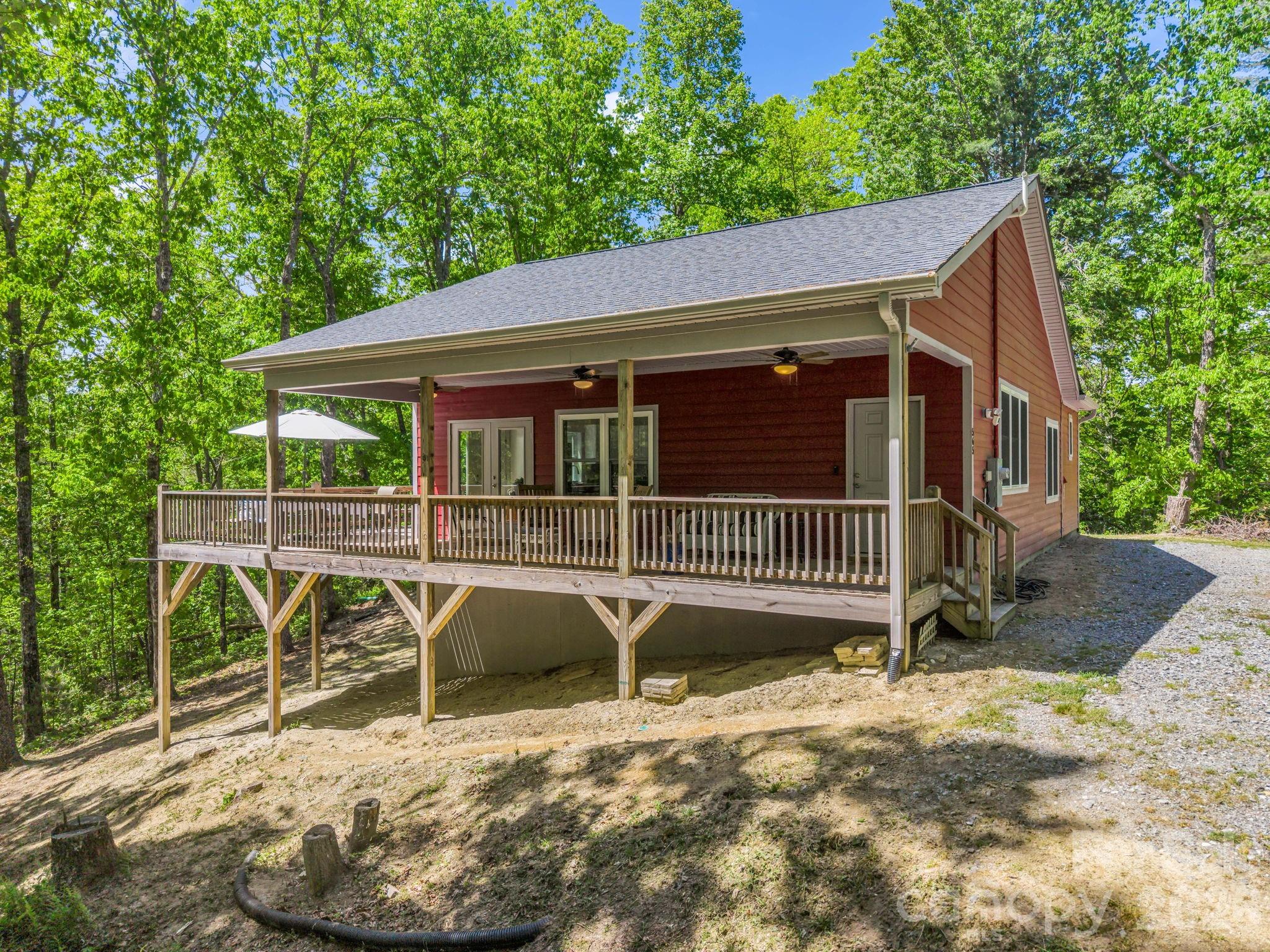 565 Pinewood Knoll Drive — Hendersonville