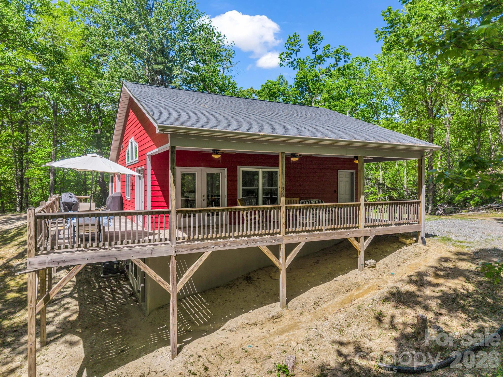 565 Pinewood Knoll Drive — Hendersonville