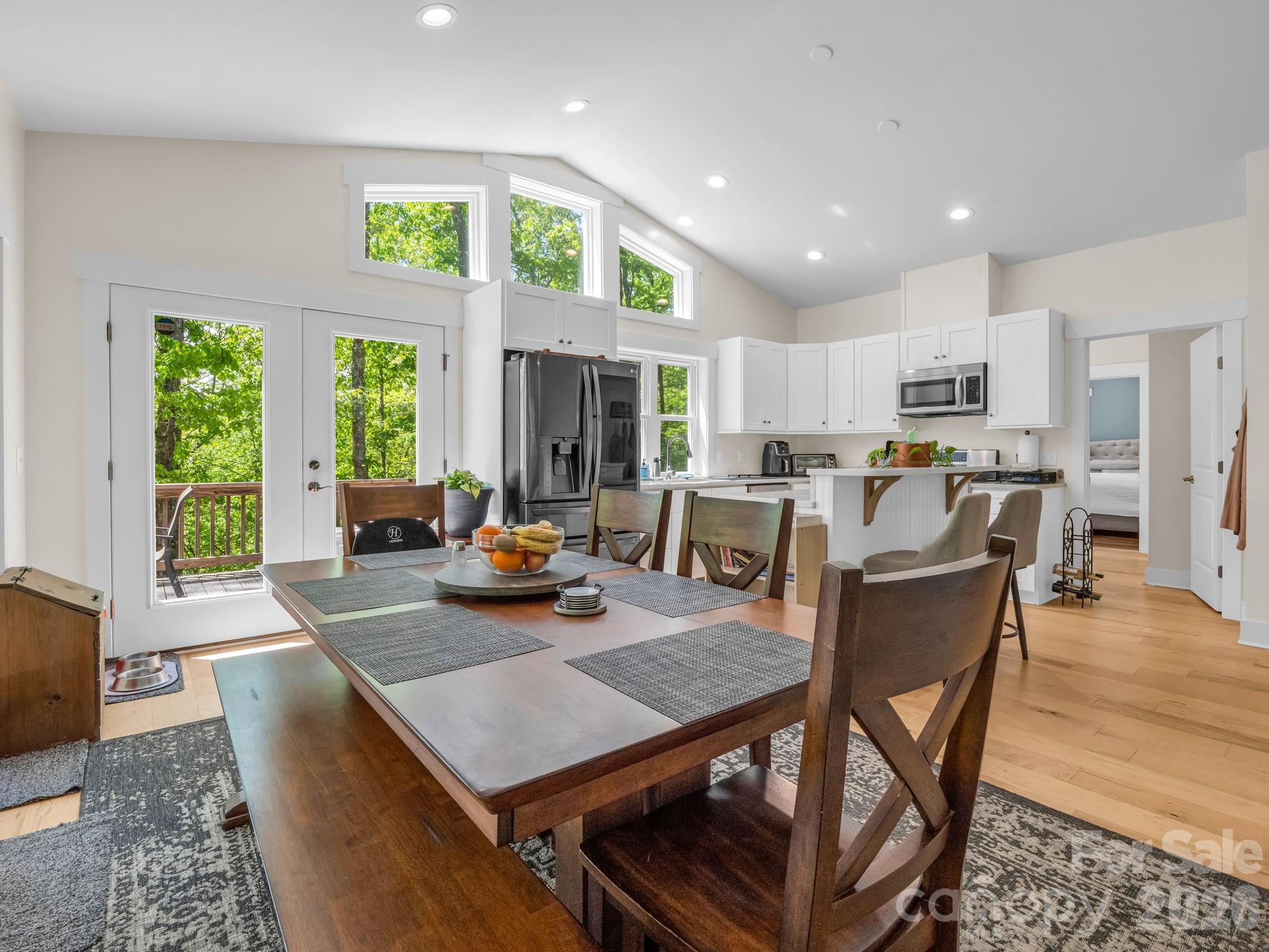 565 Pinewood Knoll Drive — Hendersonville