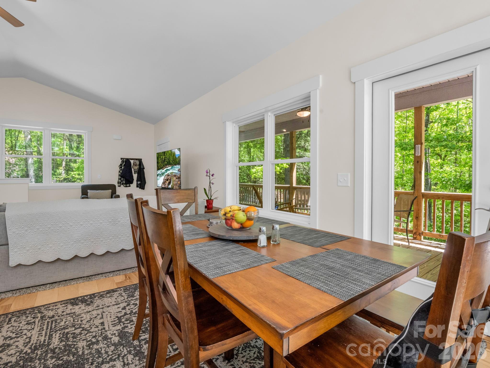 565 Pinewood Knoll Drive — Hendersonville