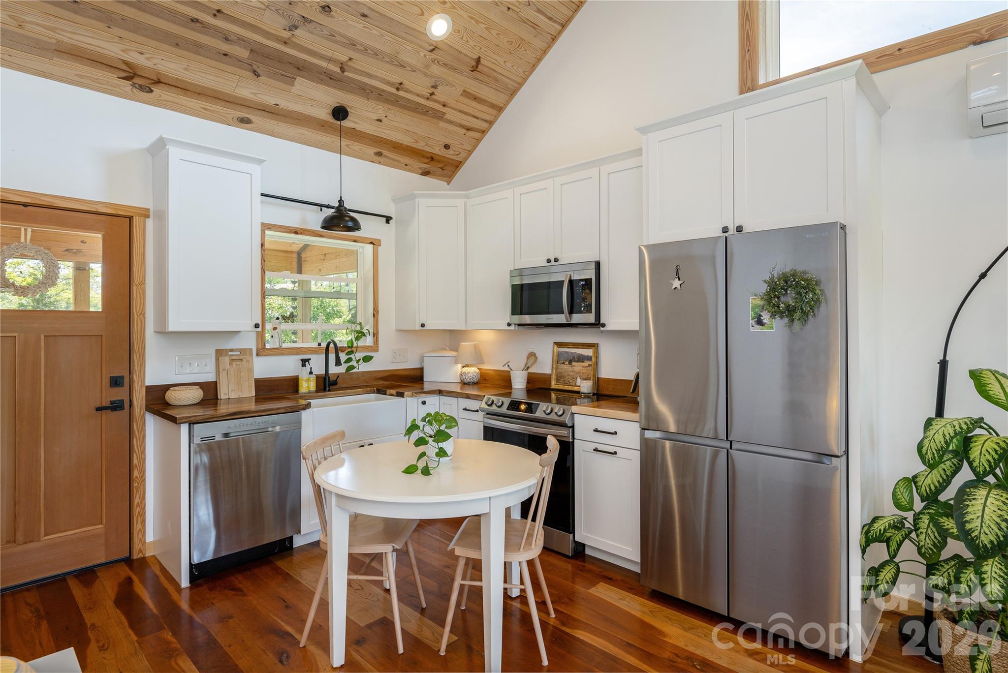 18 N Bear View Drive — Hendersonville