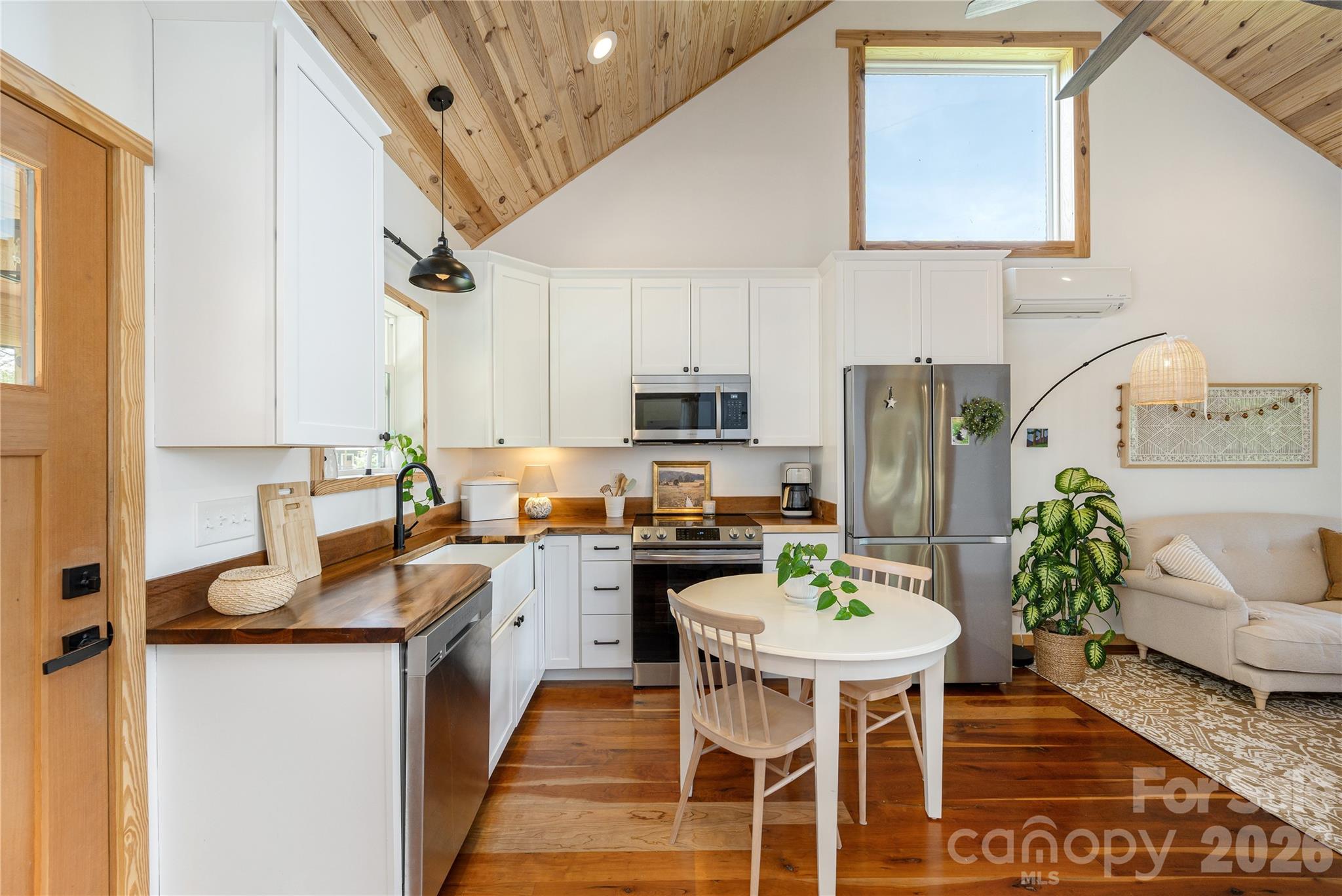 18 N Bear View Drive — Hendersonville