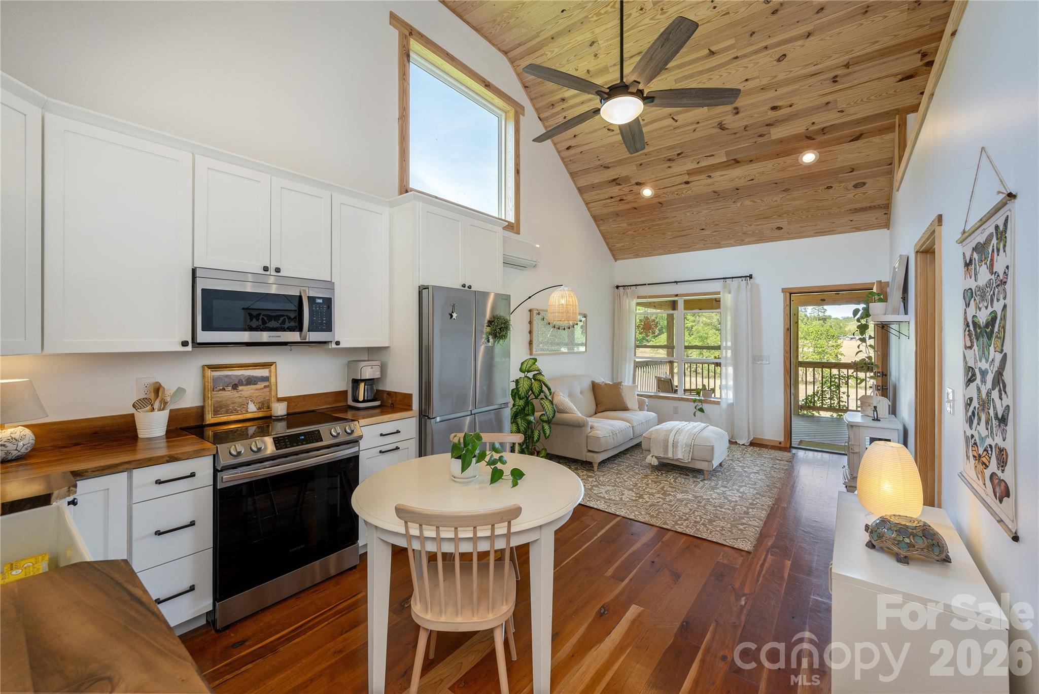 18 N Bear View Drive — Hendersonville