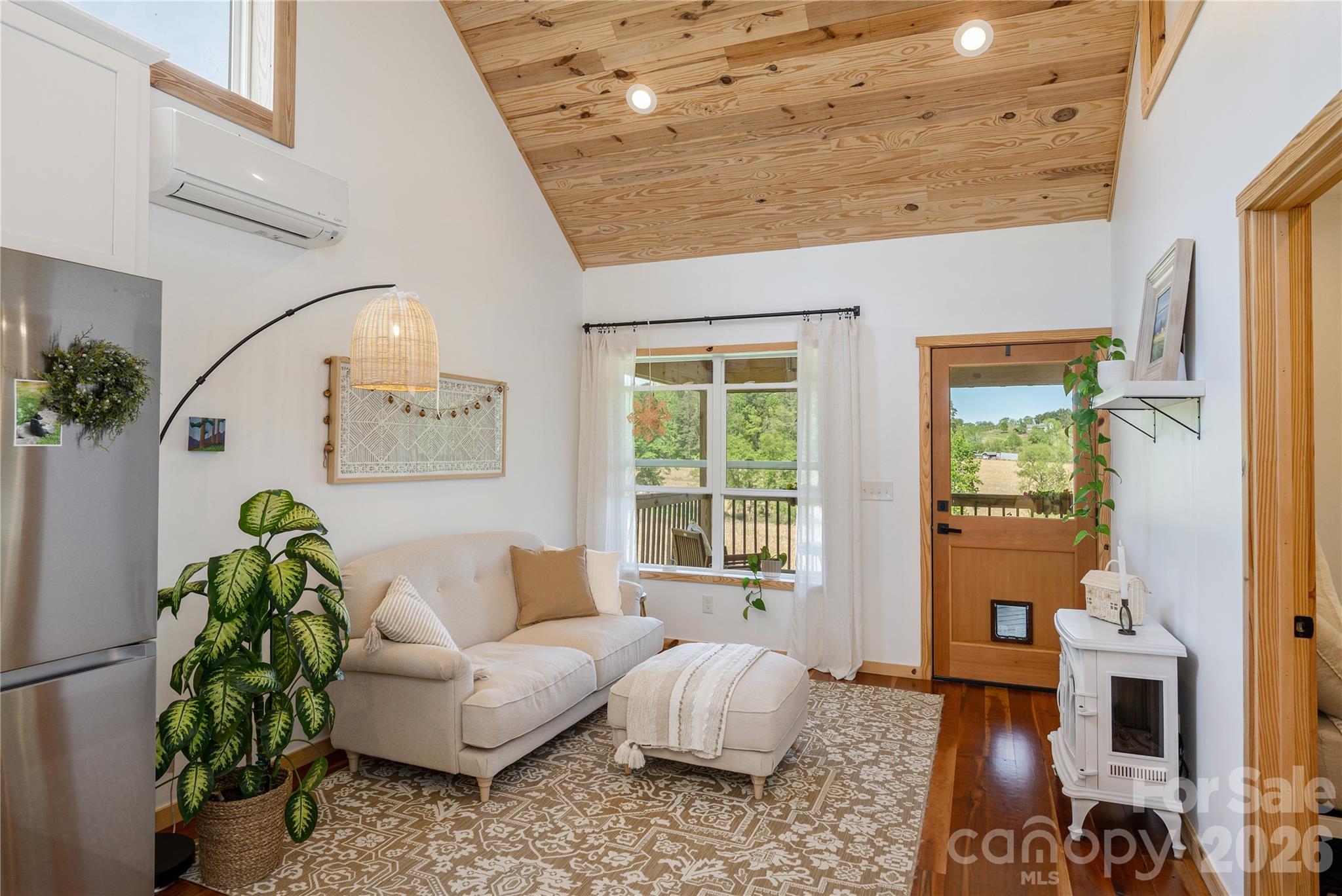 18 N Bear View Drive — Hendersonville