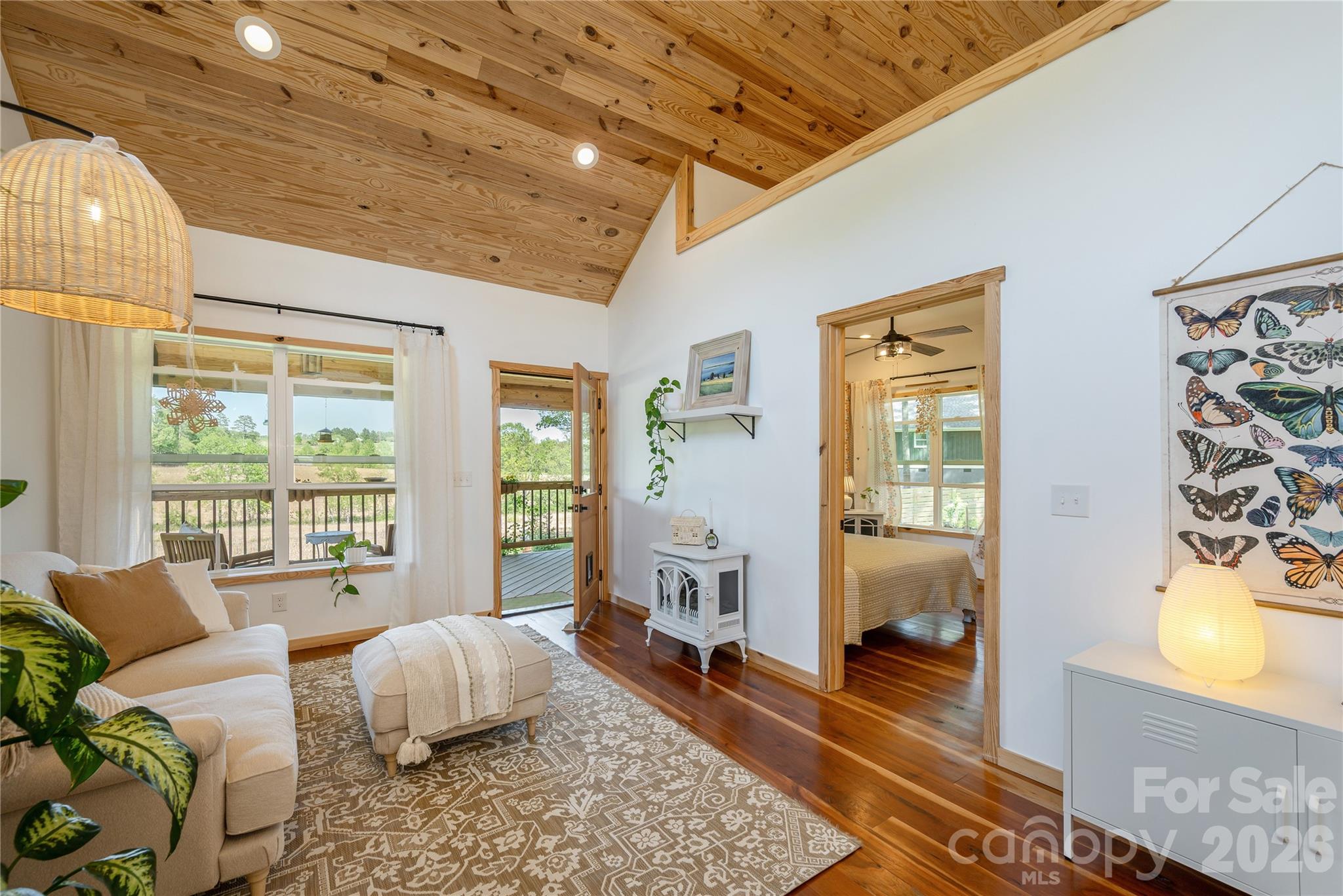 18 N Bear View Drive — Hendersonville