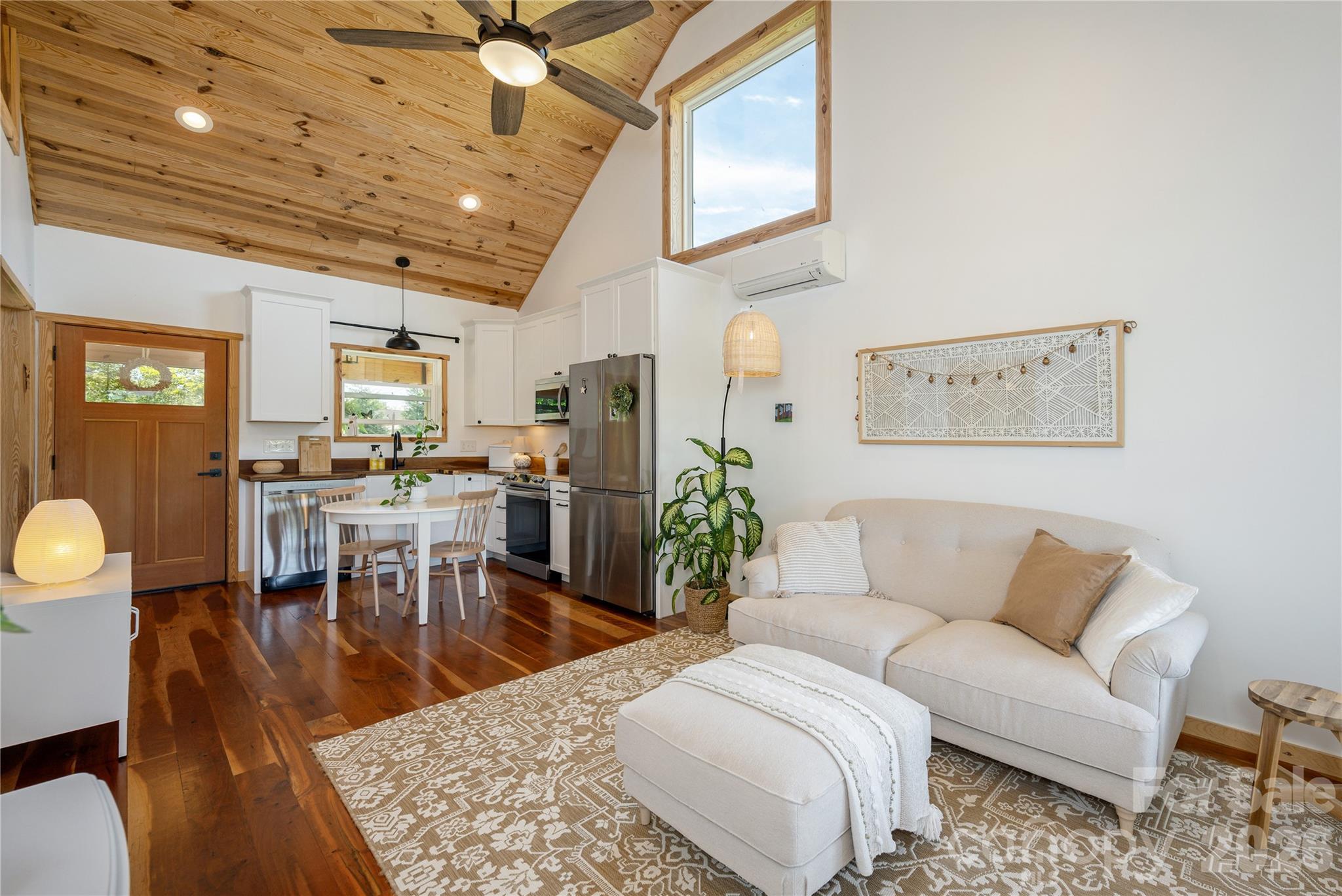 18 N Bear View Drive — Hendersonville