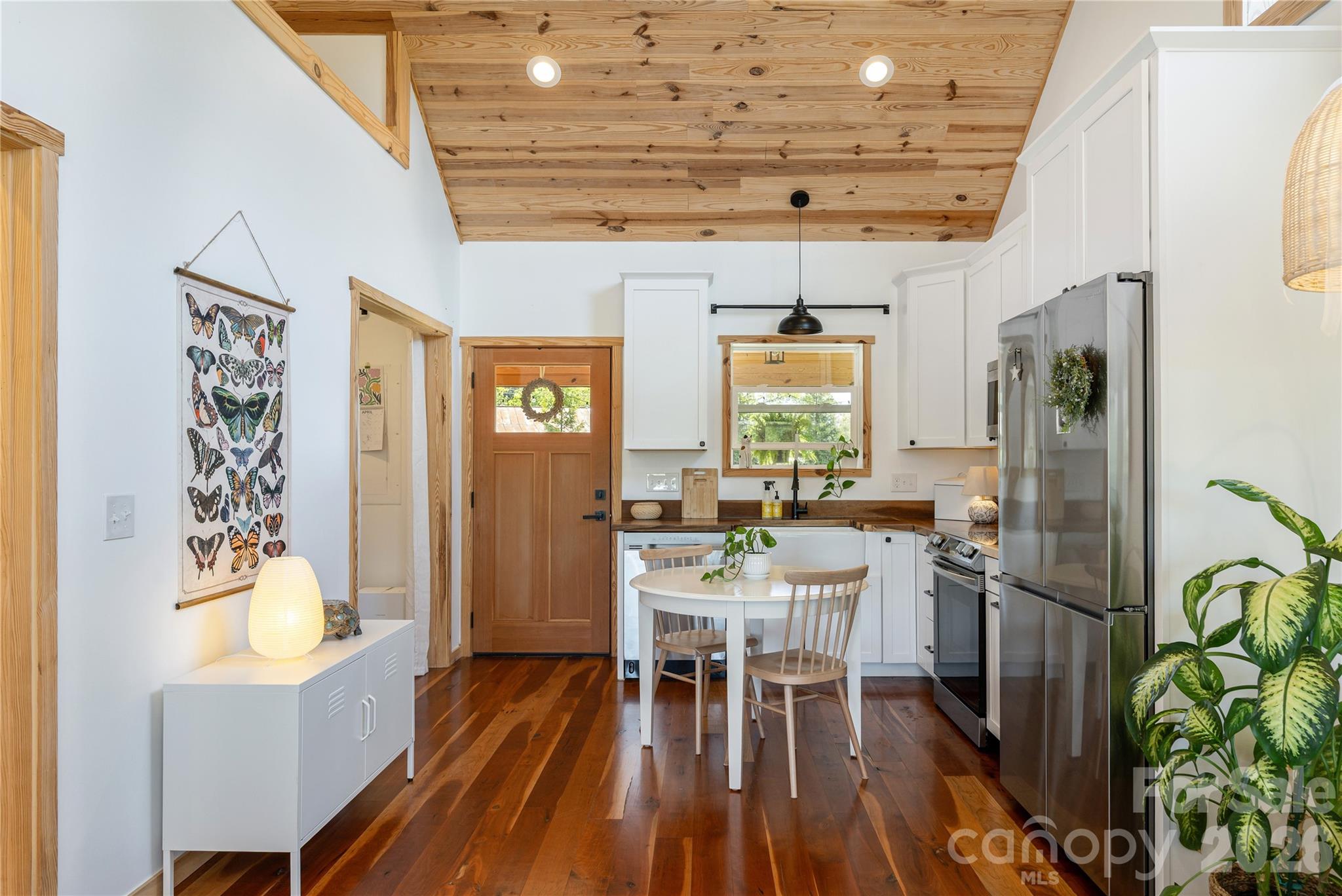 18 N Bear View Drive — Hendersonville