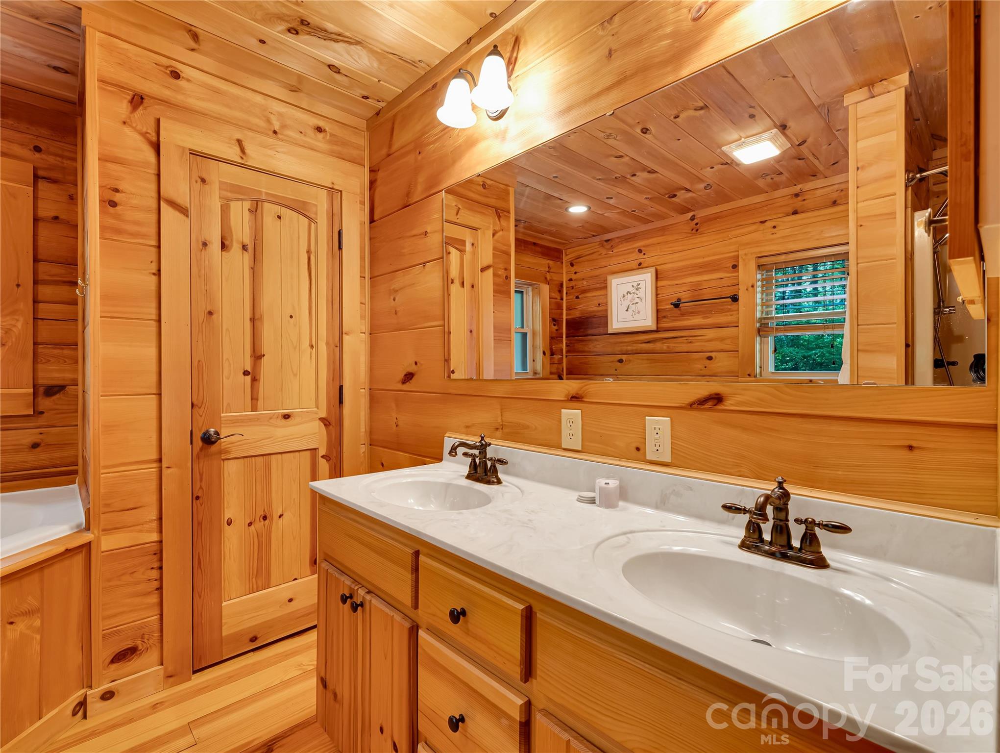 586 Tanglewood Lane — Saluda