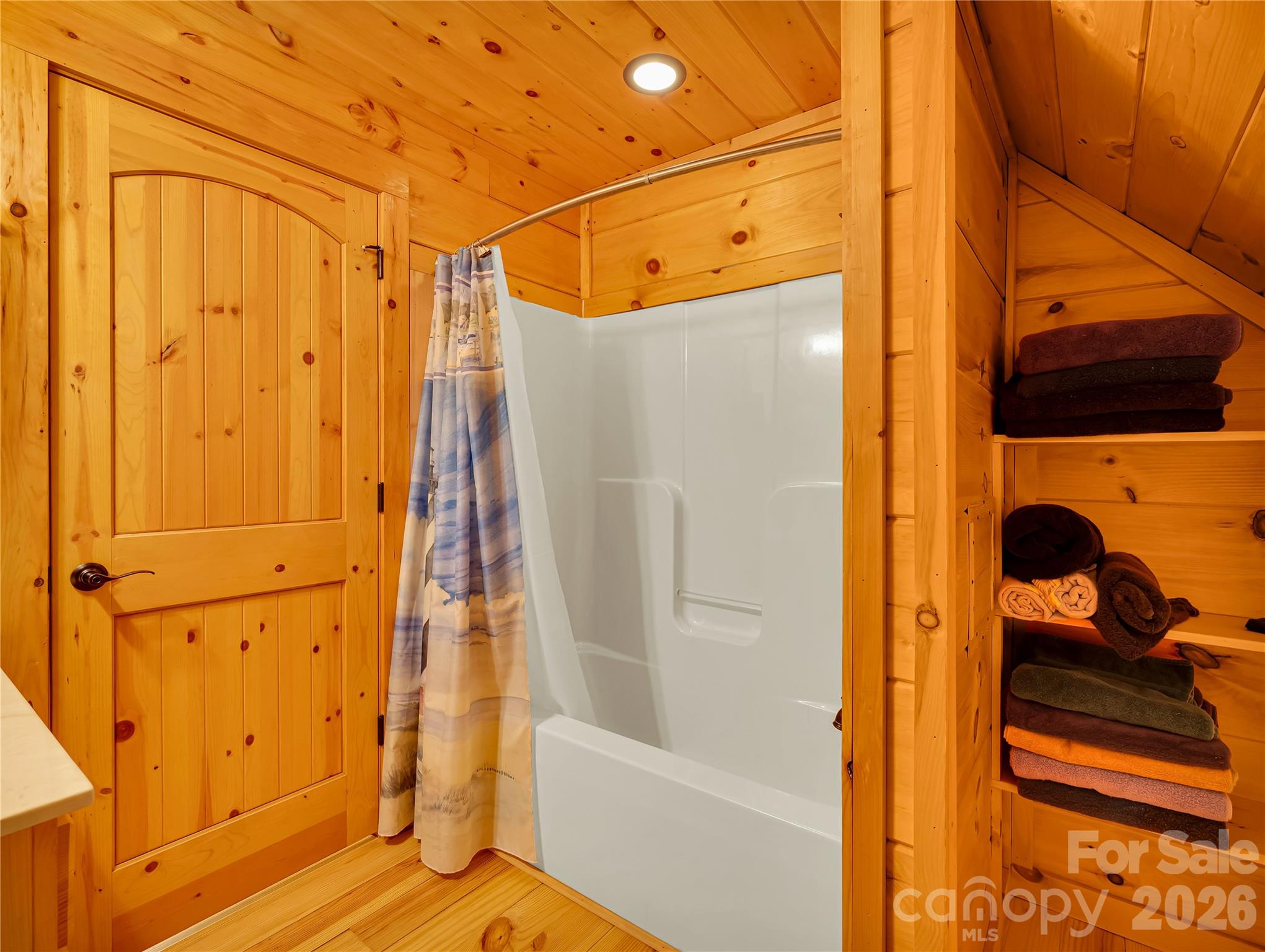 586 Tanglewood Lane — Saluda