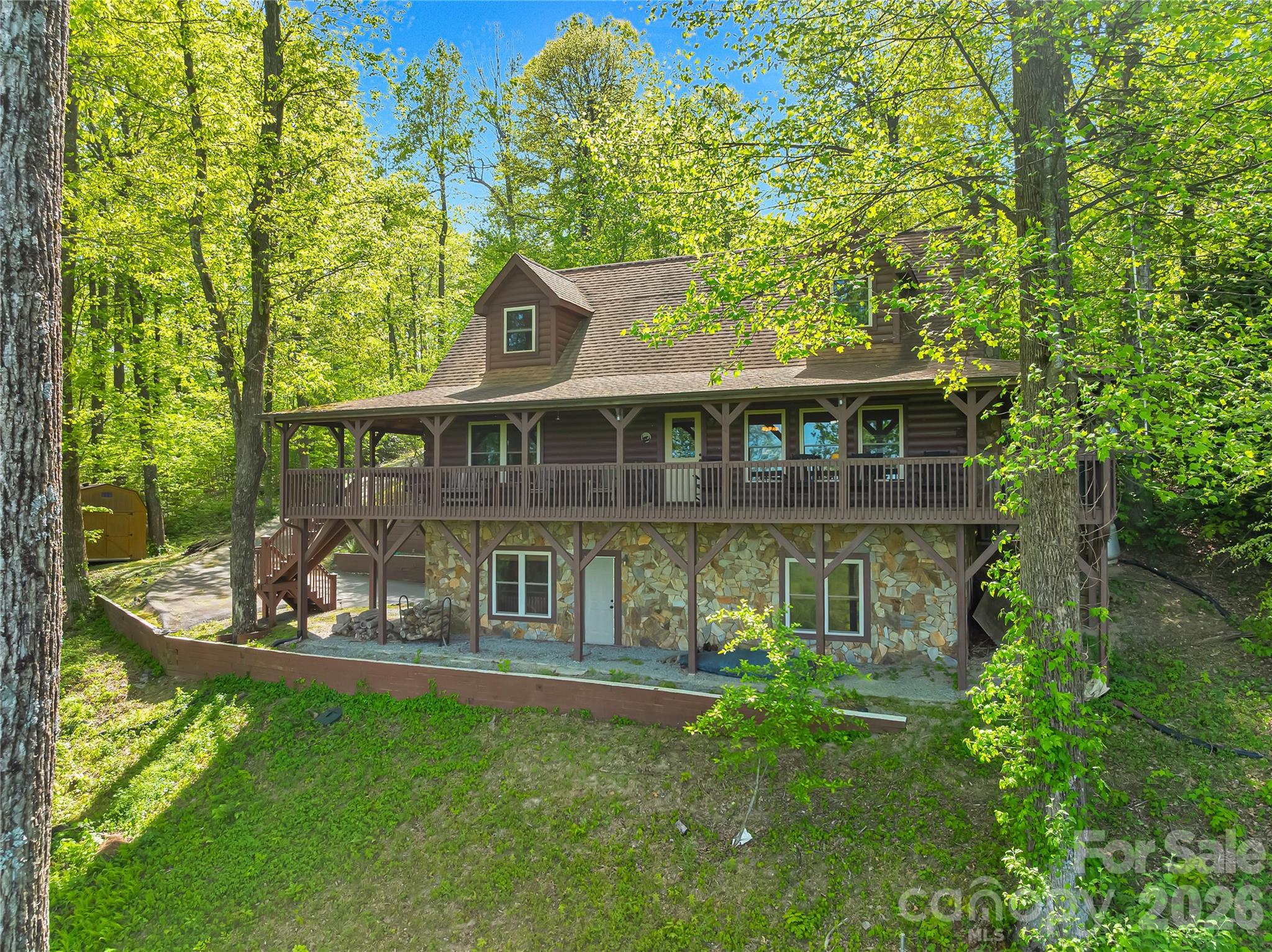 586 Tanglewood Lane — Saluda