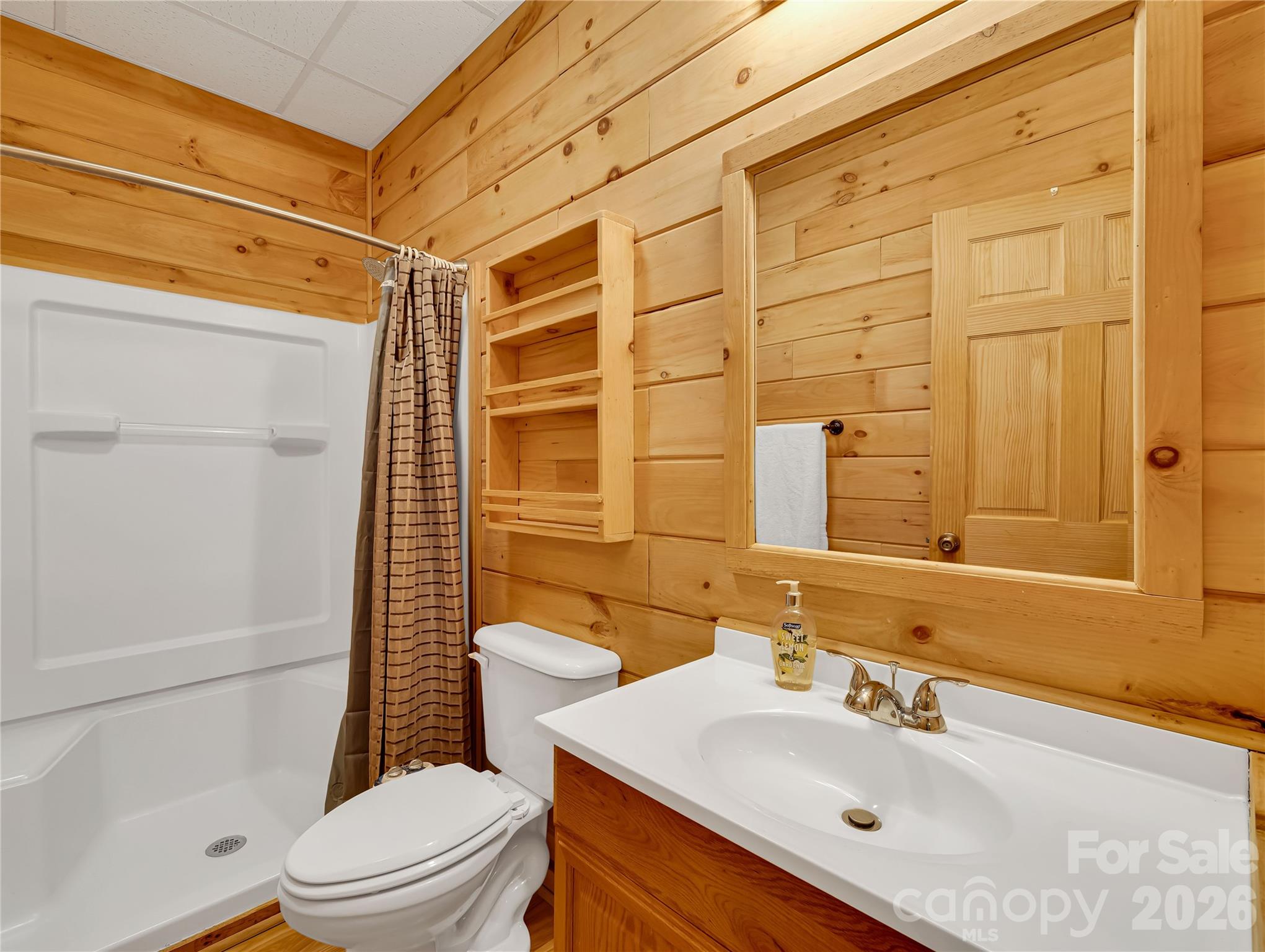 586 Tanglewood Lane — Saluda