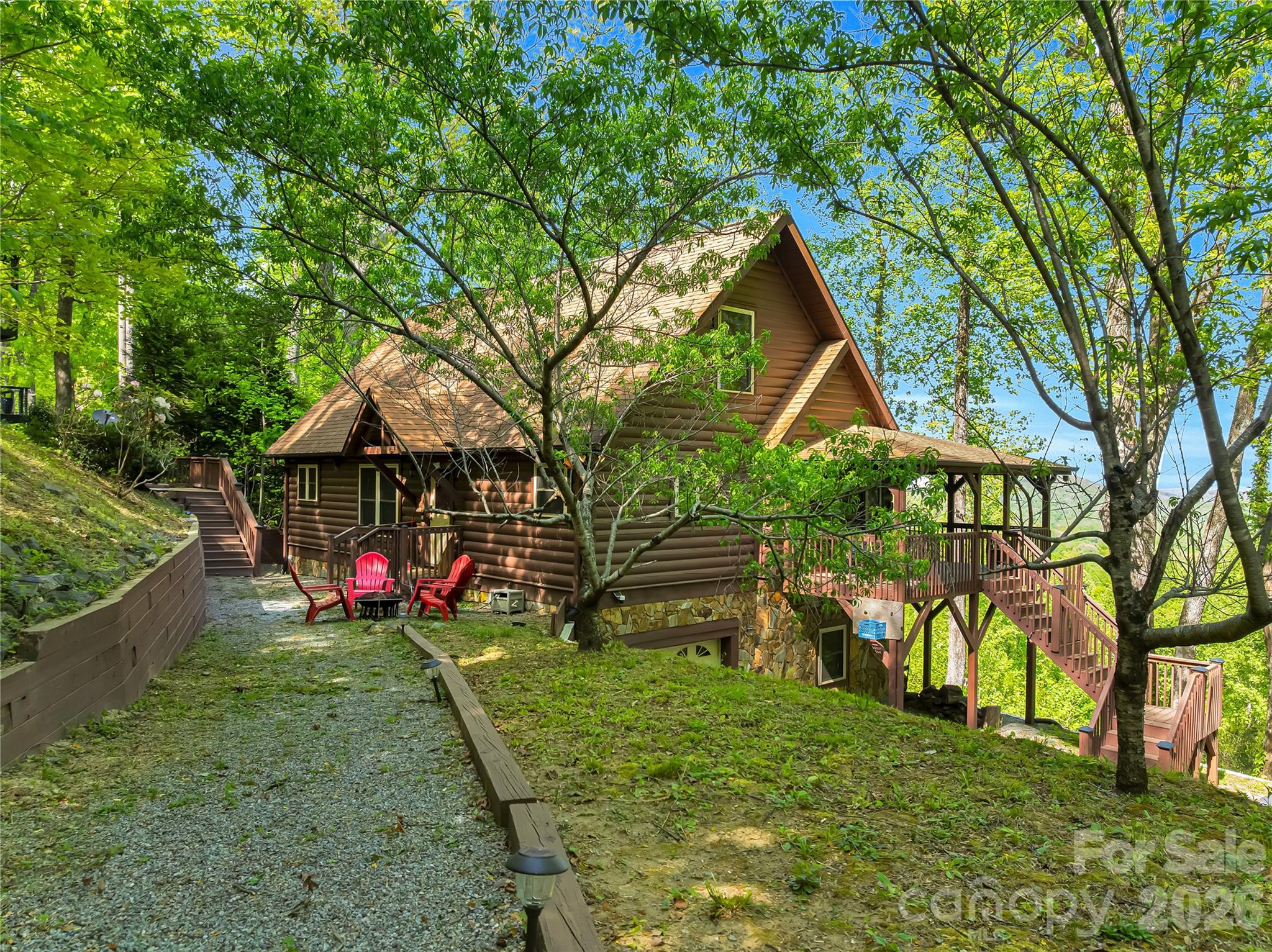 586 Tanglewood Lane — Saluda