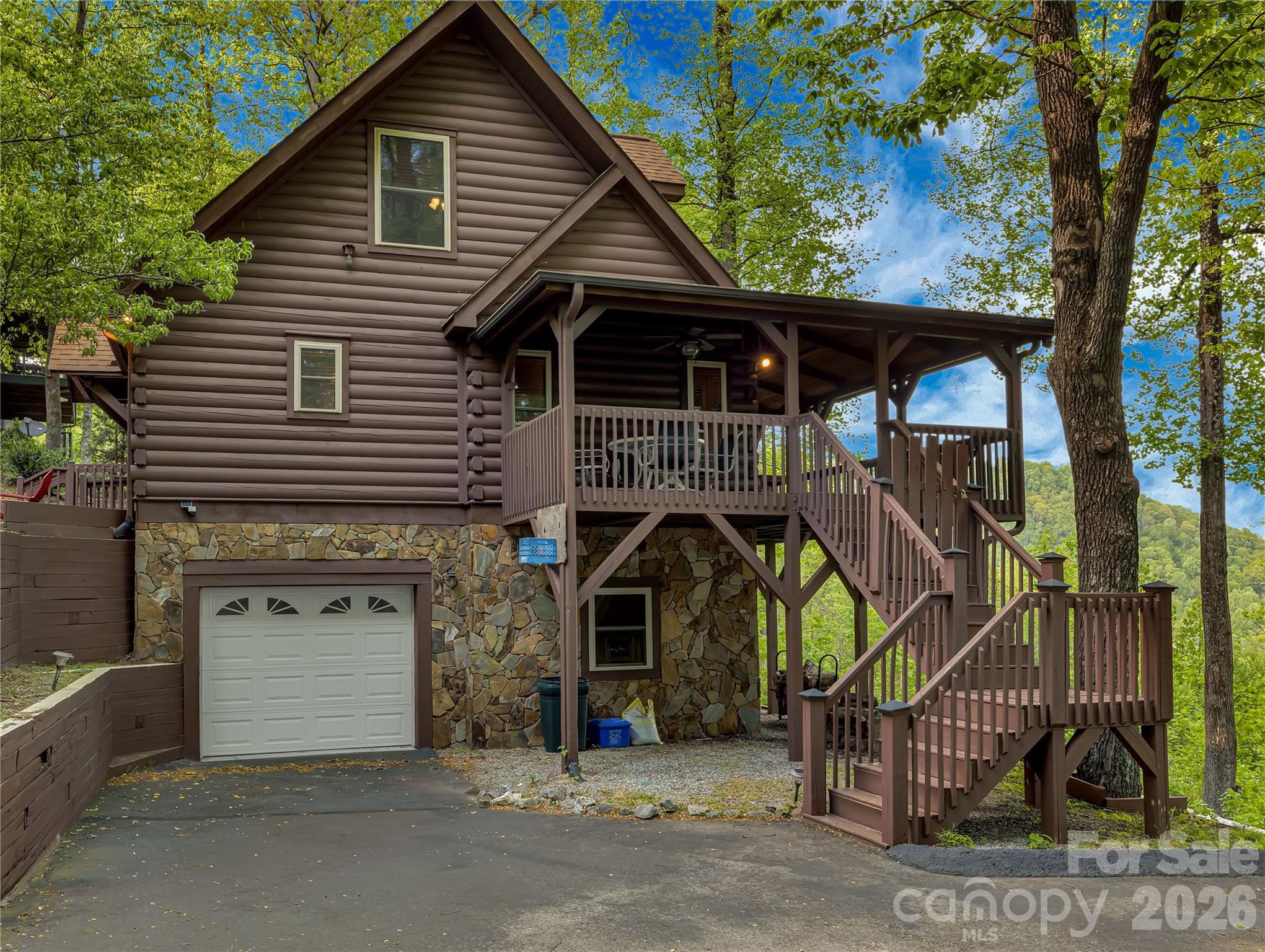 586 Tanglewood Lane — Saluda