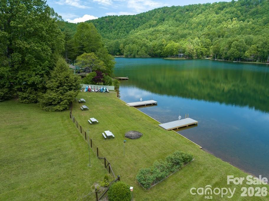 586 Tanglewood Lane — Saluda