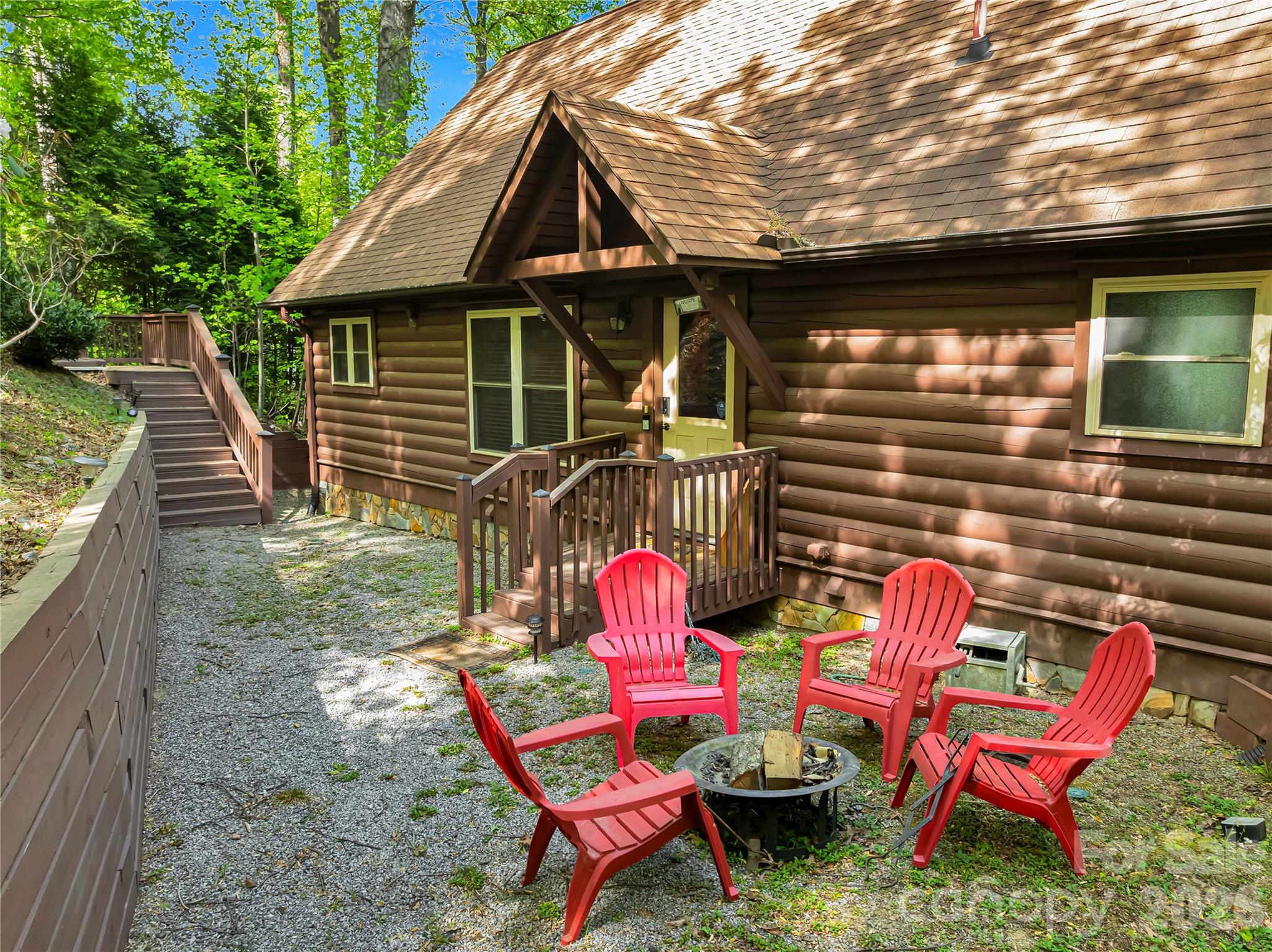 586 Tanglewood Lane — Saluda
