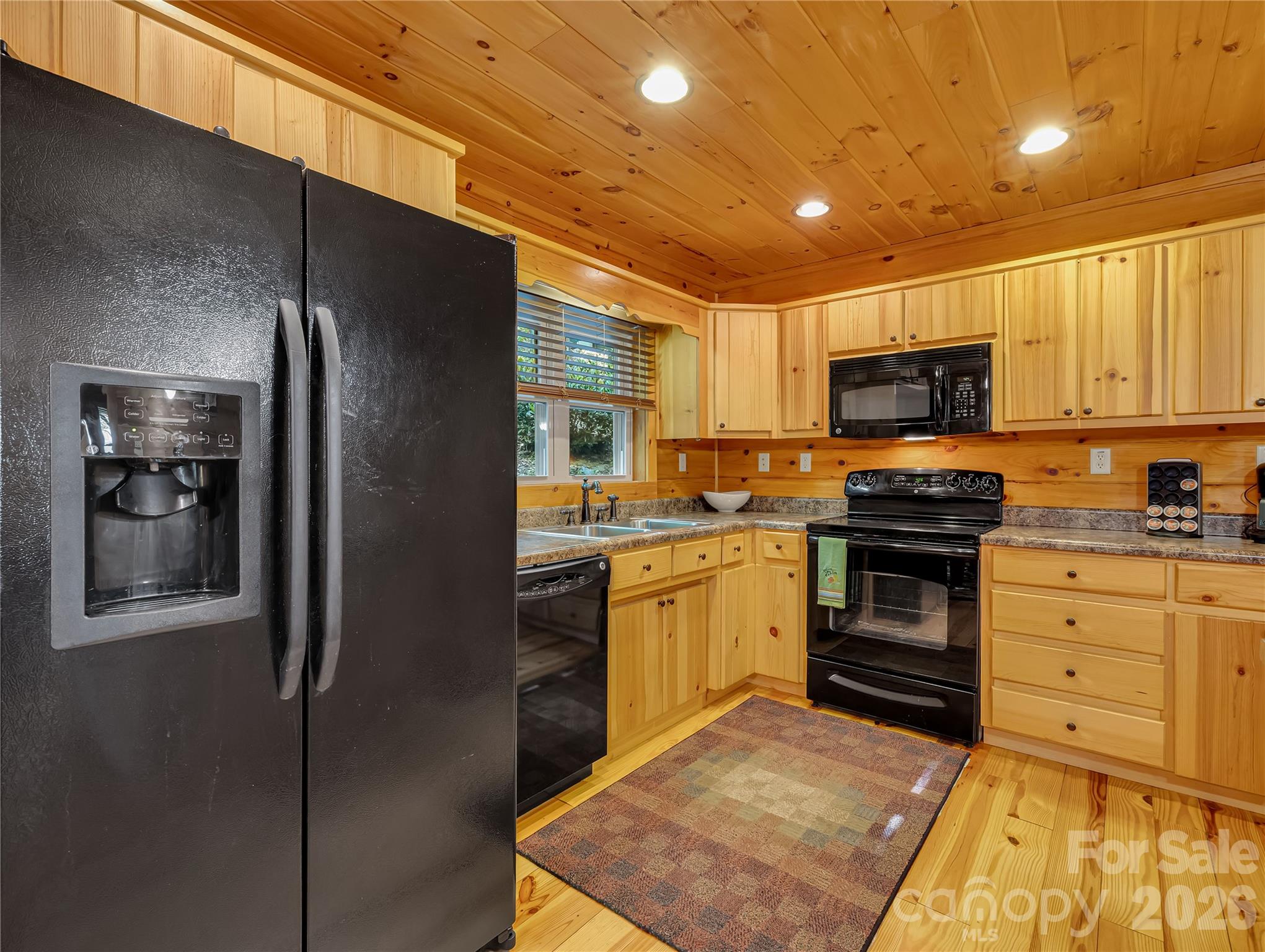 586 Tanglewood Lane — Saluda