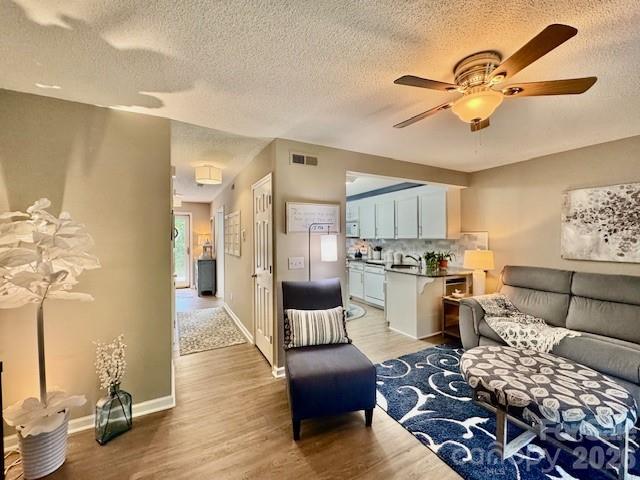 3261 White Oak Court — Claremont