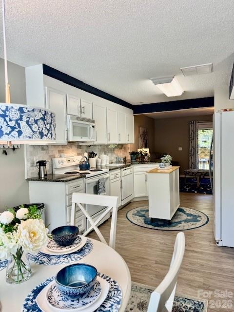 3261 White Oak Court — Claremont