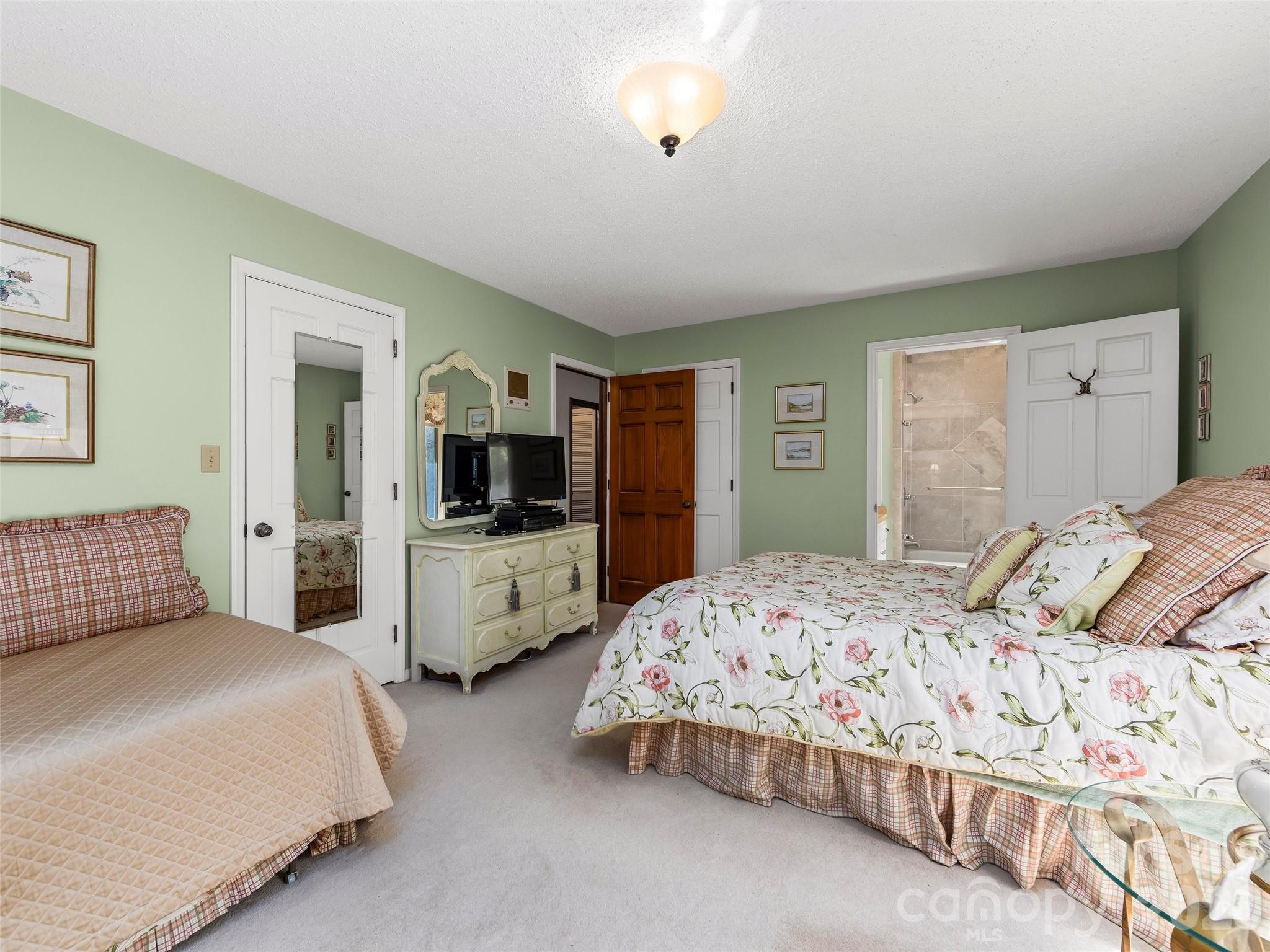 69 Forest Road — Asheville