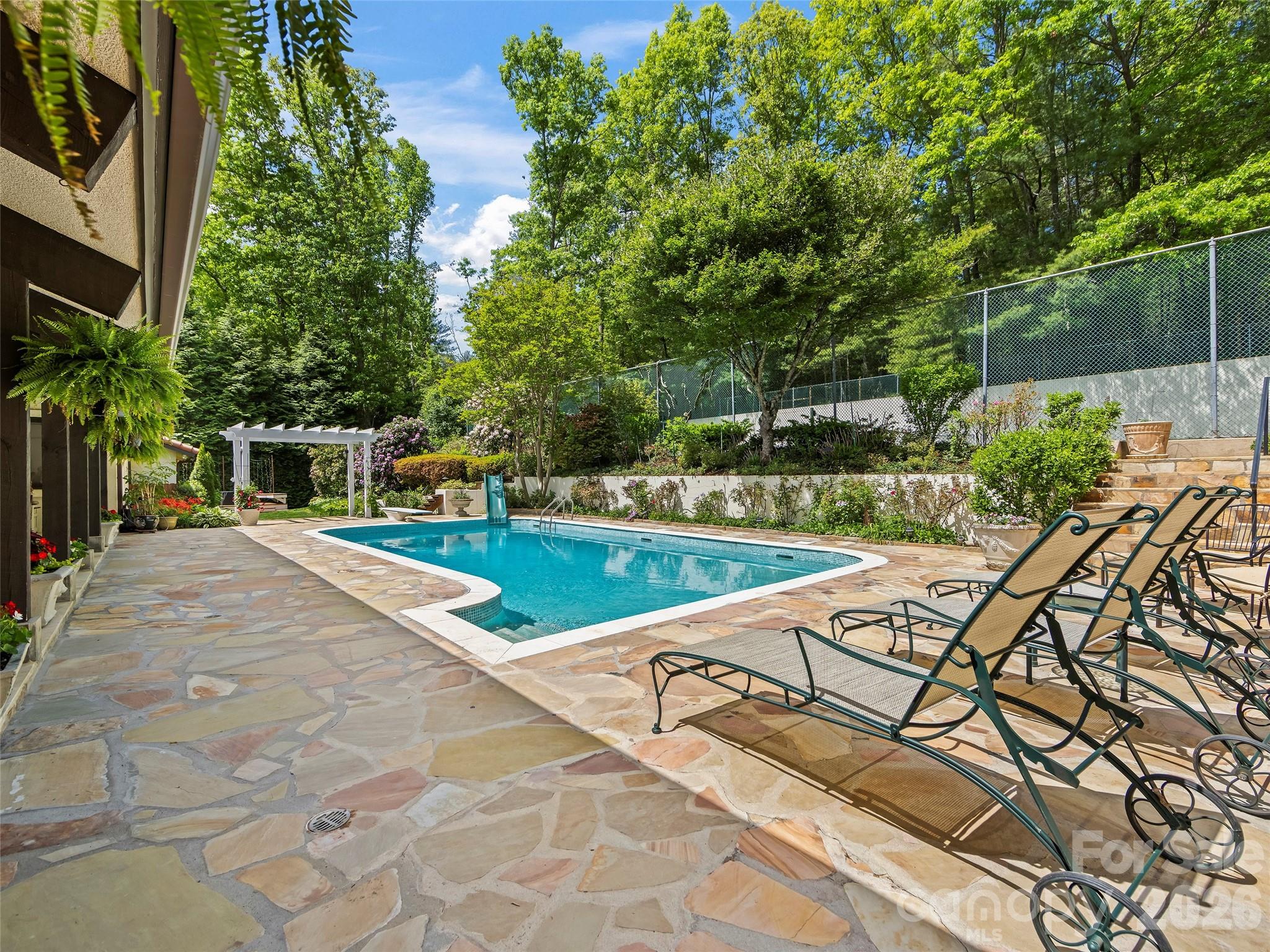69 Forest Road — Asheville