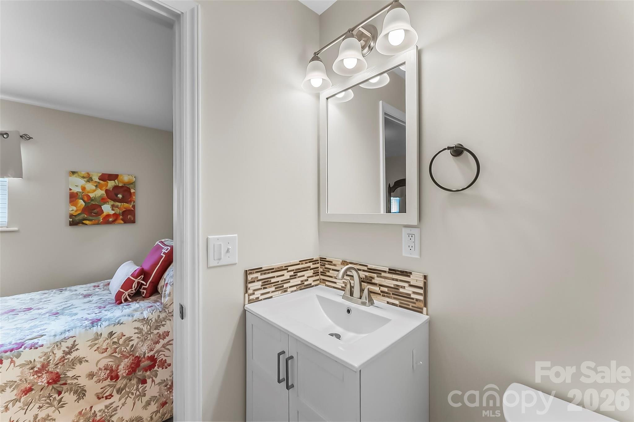 1573 11th Street NW — Hickory