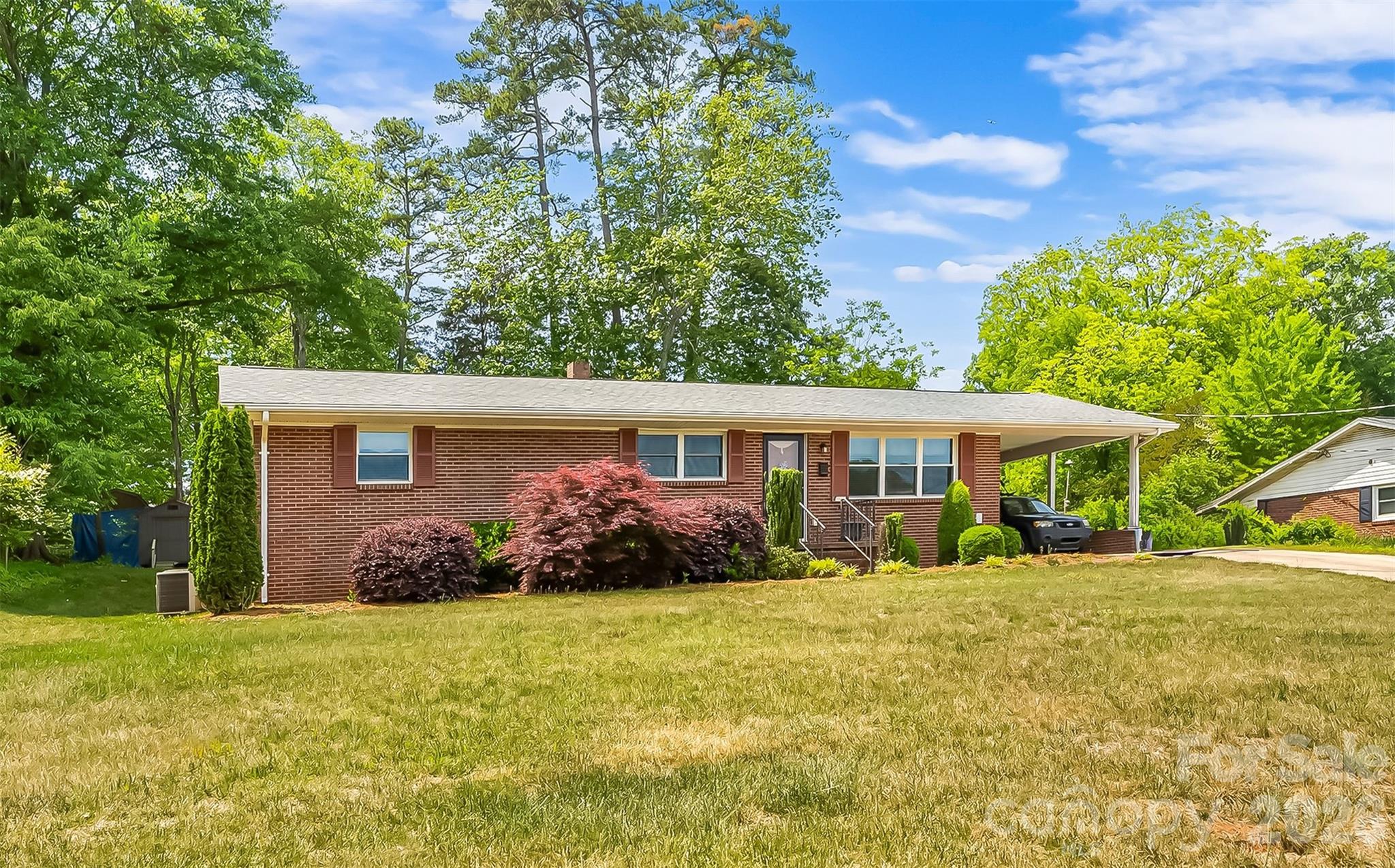 1573 11th Street NW — Hickory