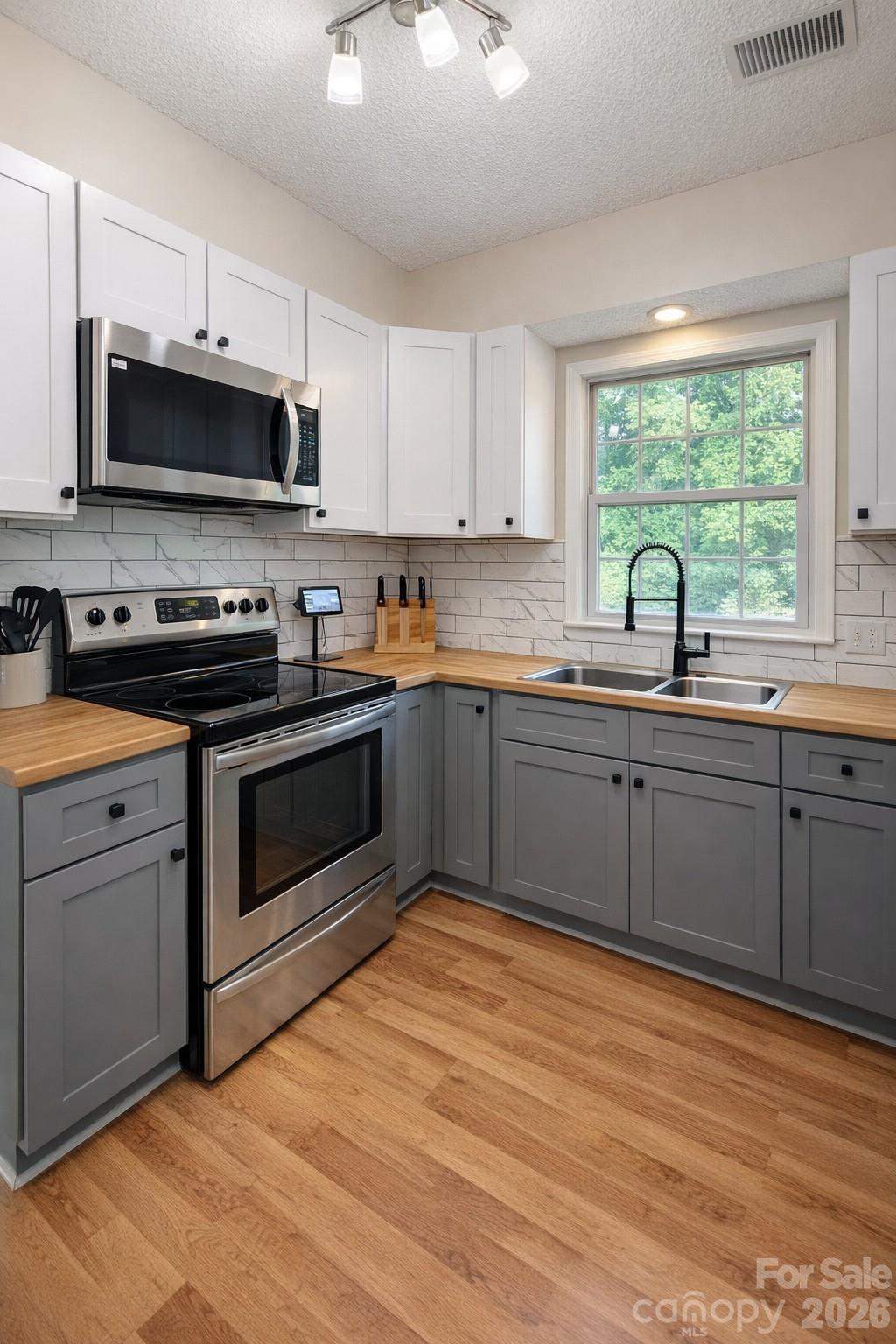 7531 Woodknoll Drive — Charlotte