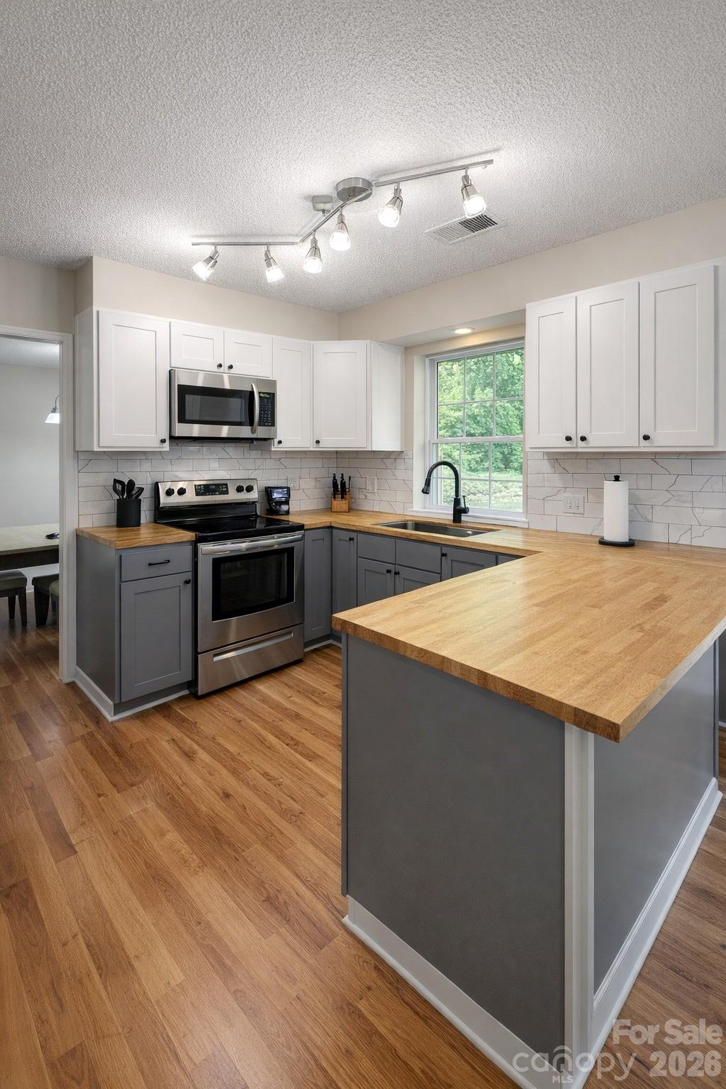 7531 Woodknoll Drive — Charlotte