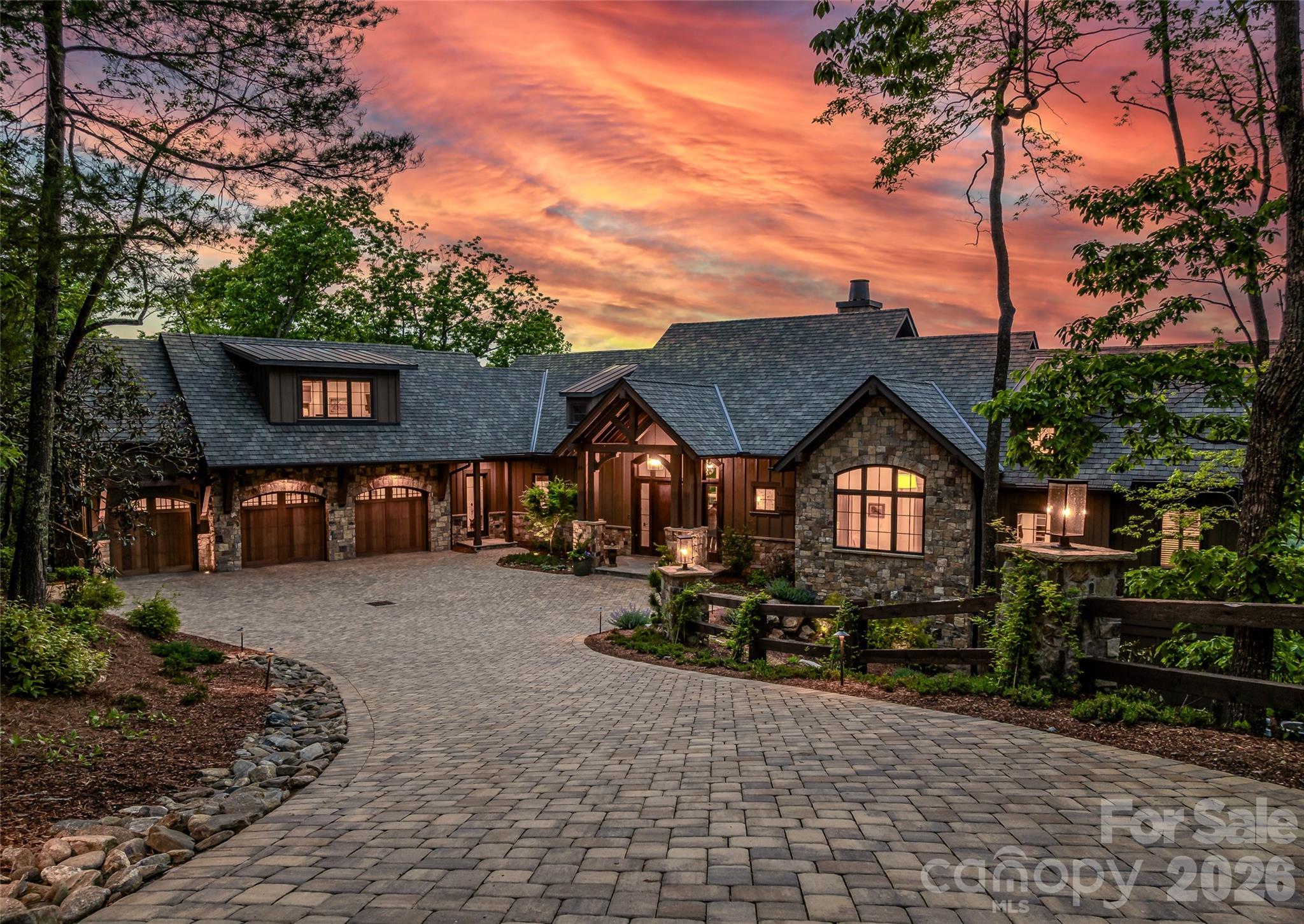 32 Featherstone Trail — Arden