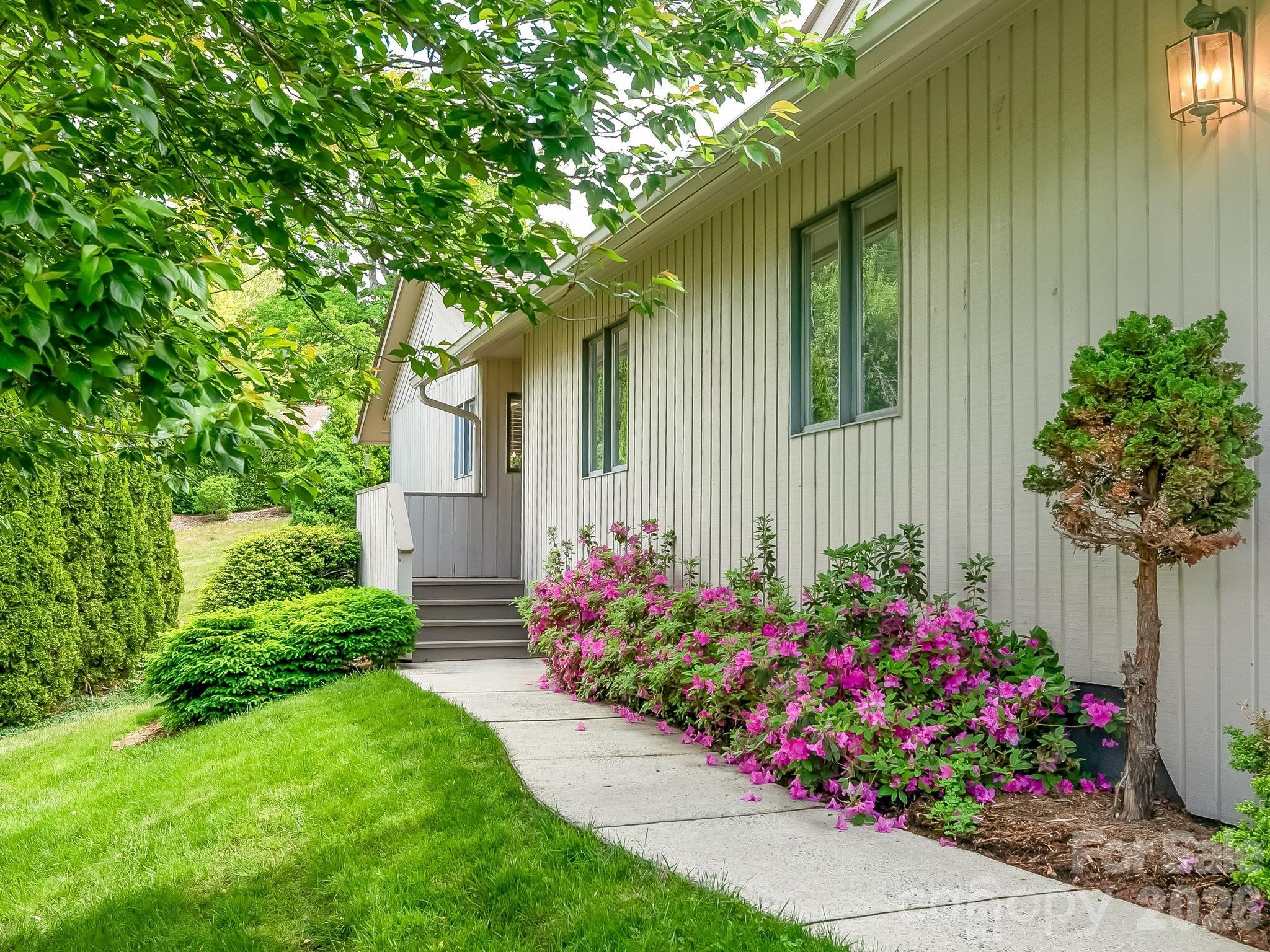 136 Deerlake Drive — Asheville