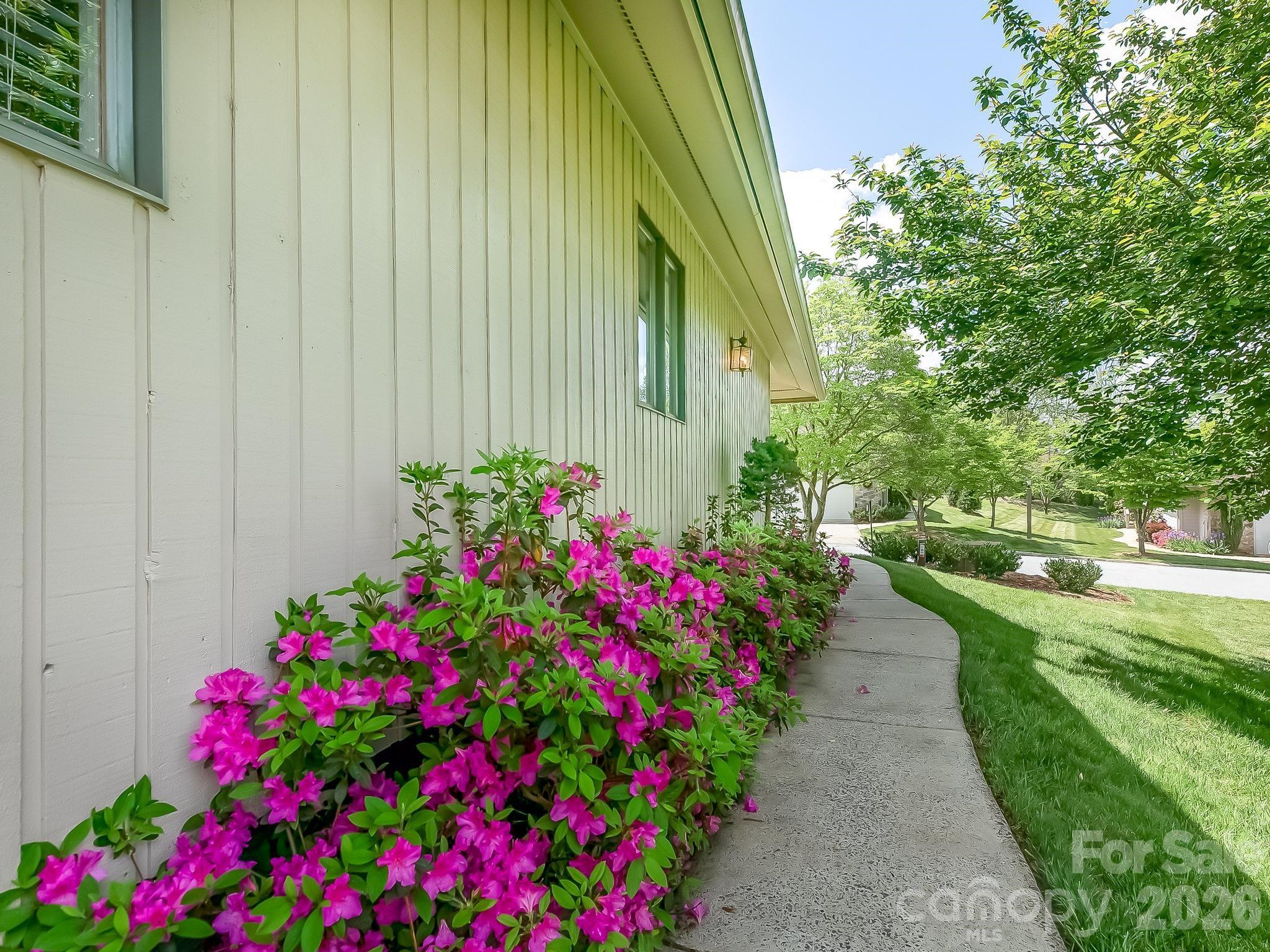 136 Deerlake Drive — Asheville