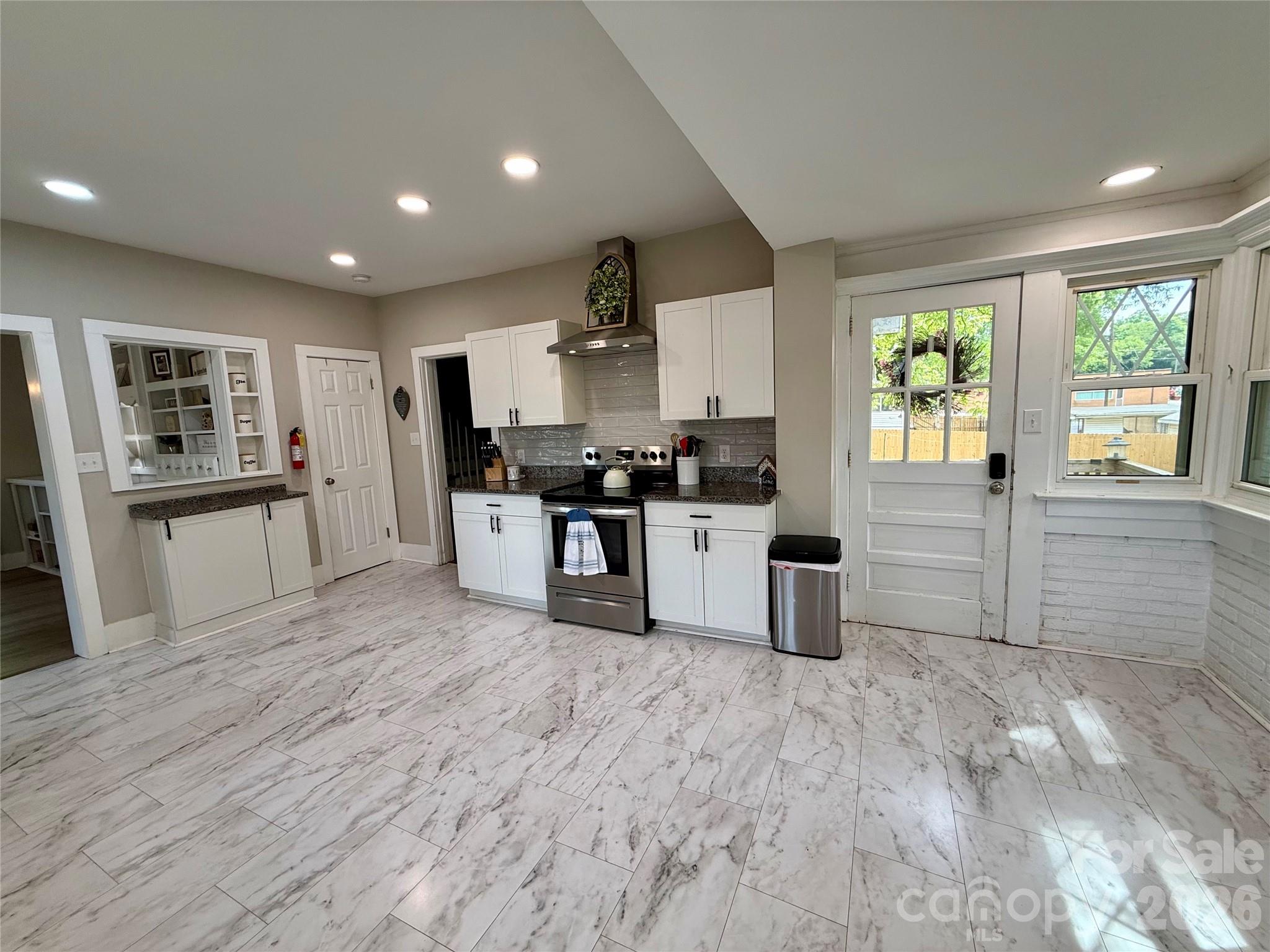 2709 N Main Avenue — Newton