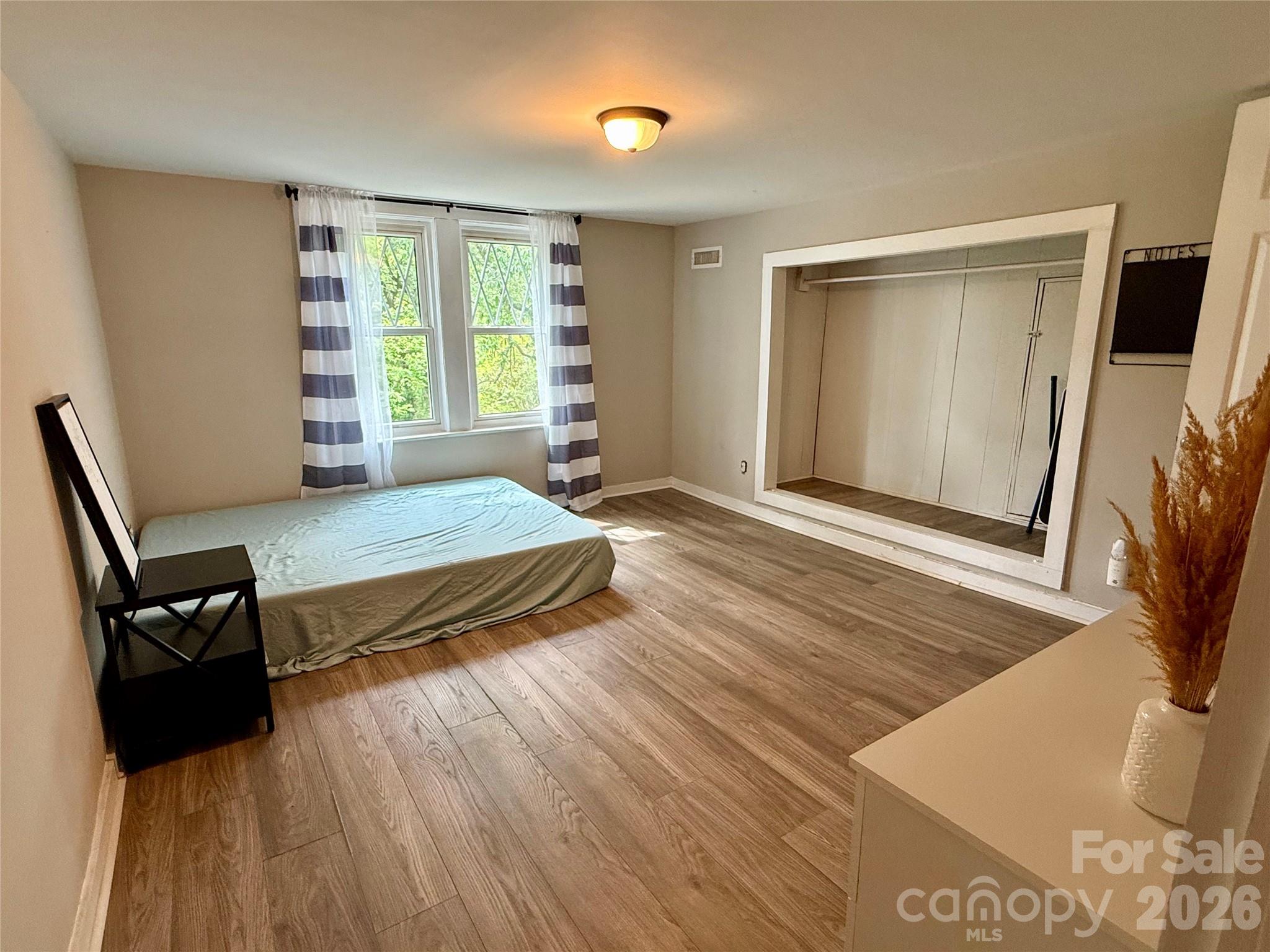 2709 N Main Avenue — Newton