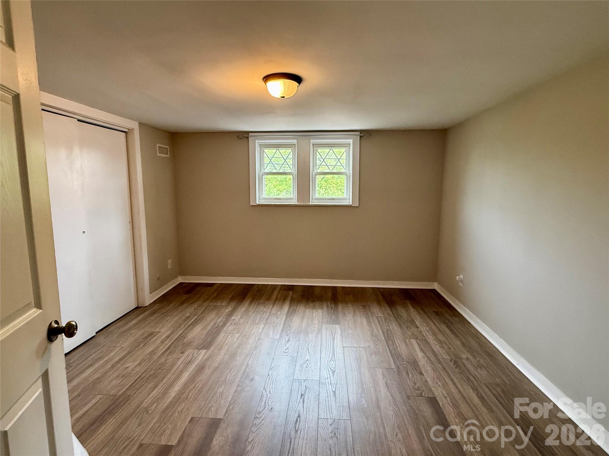 2709 N Main Avenue — Newton