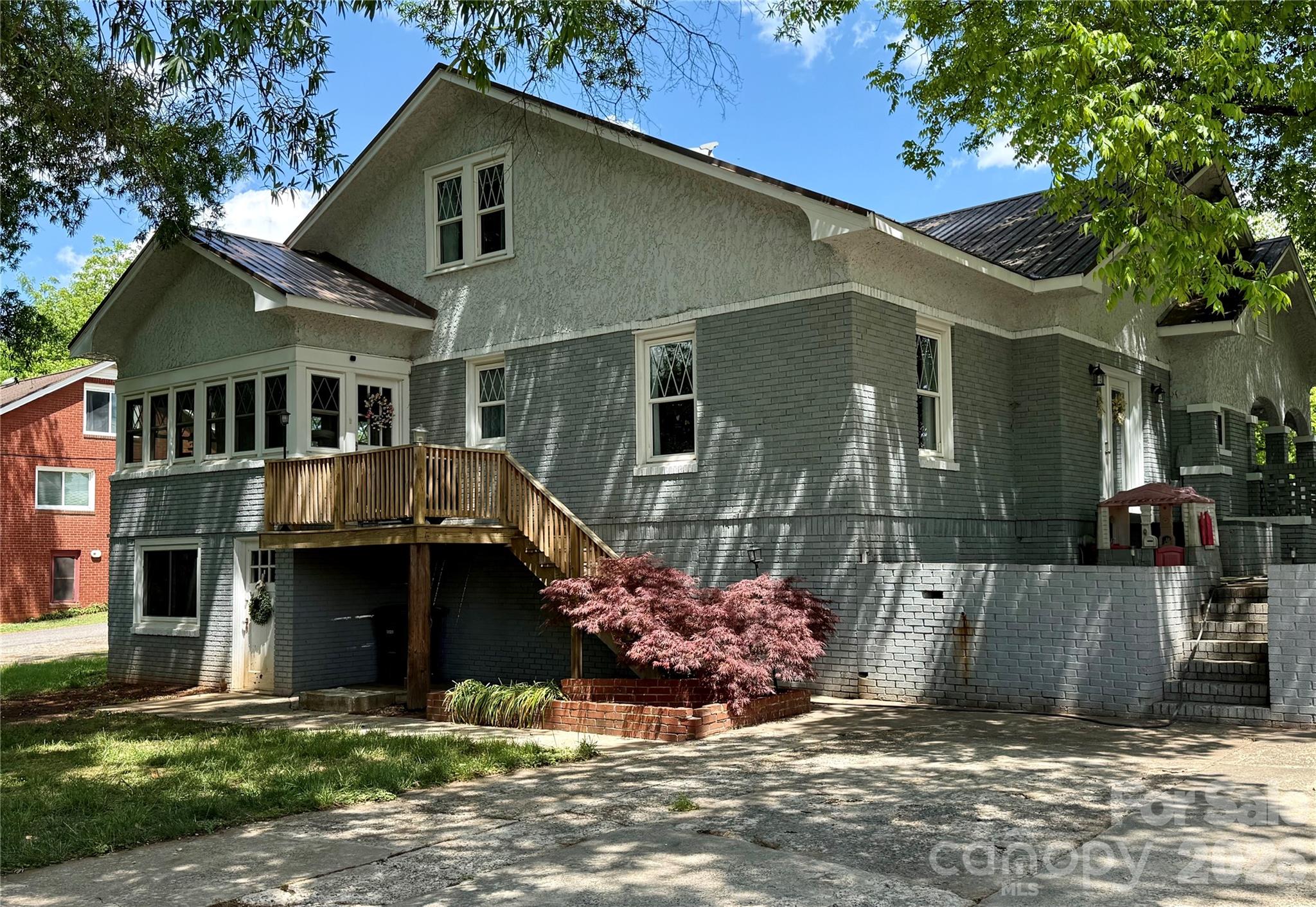 2709 N Main Avenue — Newton