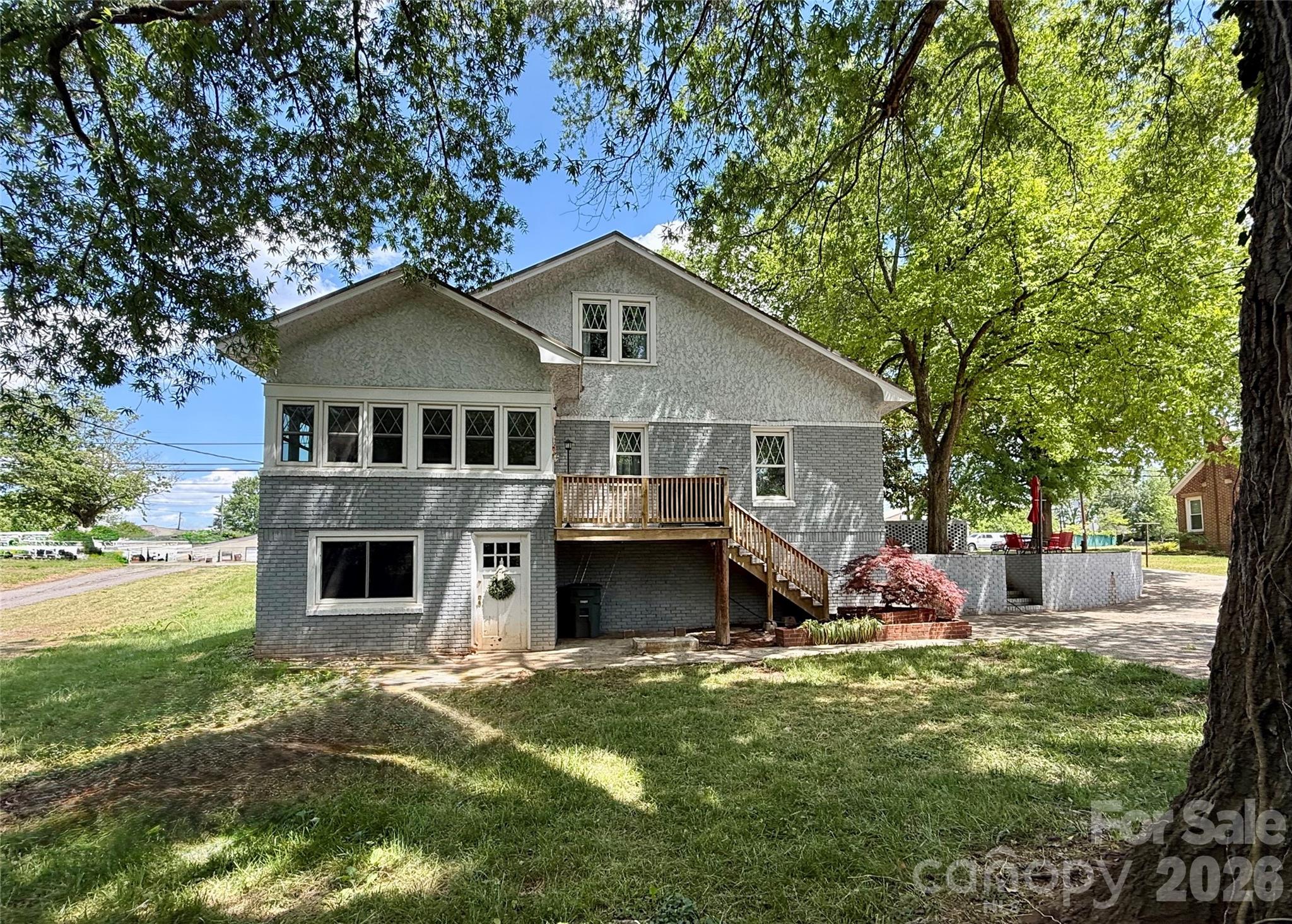 2709 N Main Avenue — Newton