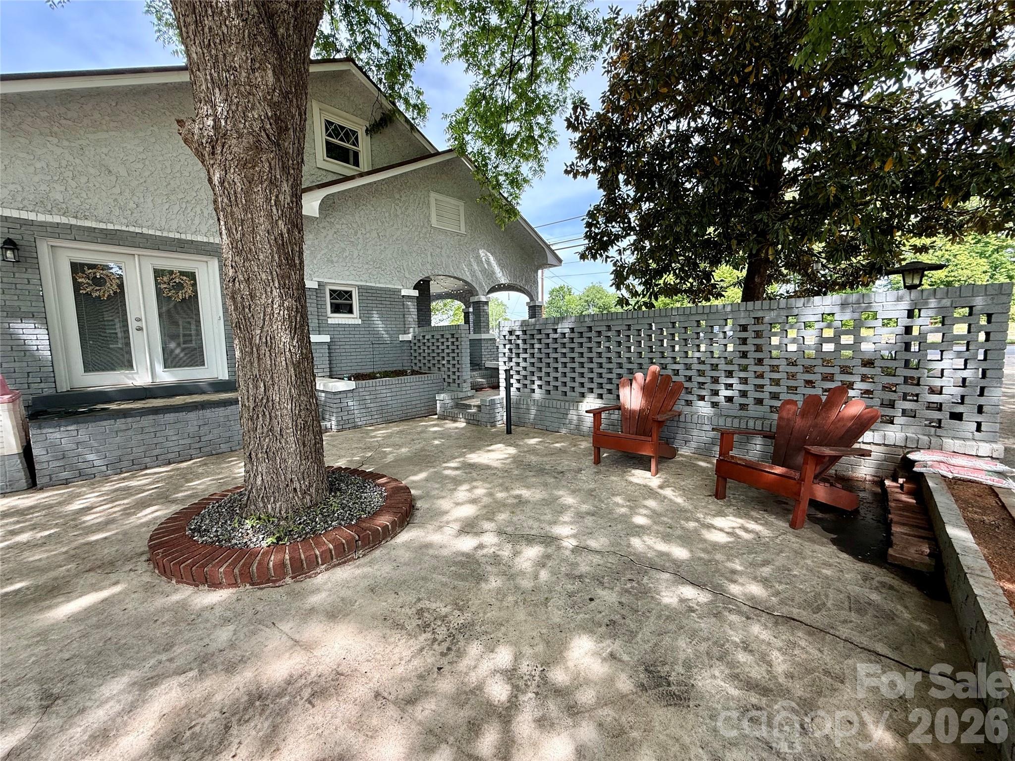 2709 N Main Avenue — Newton