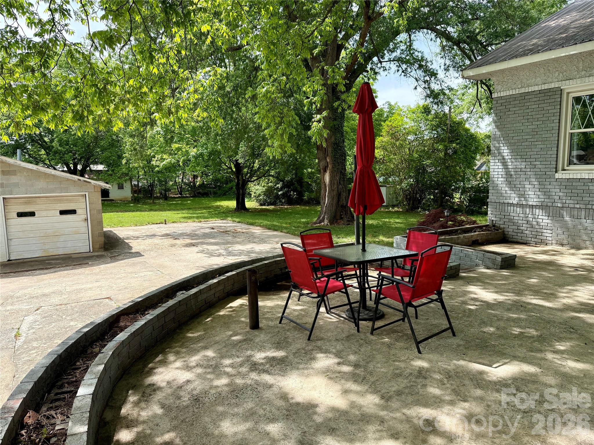 2709 N Main Avenue — Newton