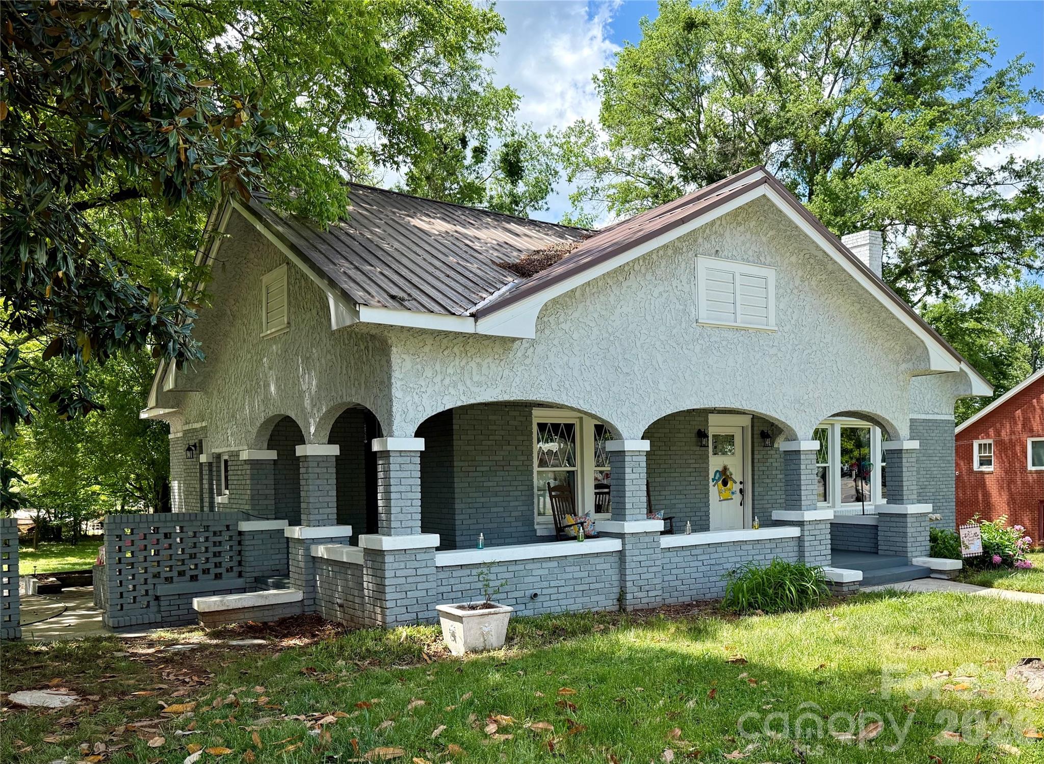2709 N Main Avenue — Newton