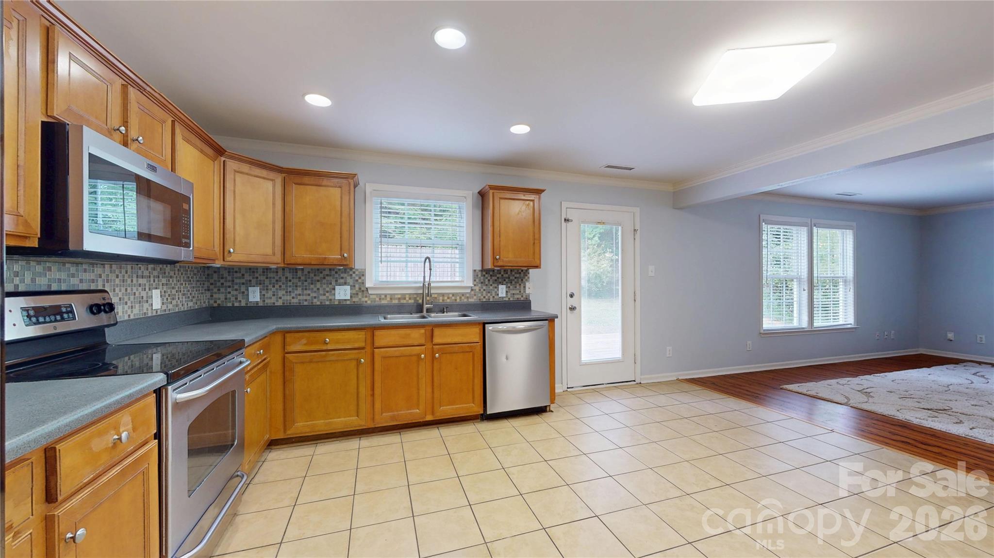 4219 Shasta Circle — Clover