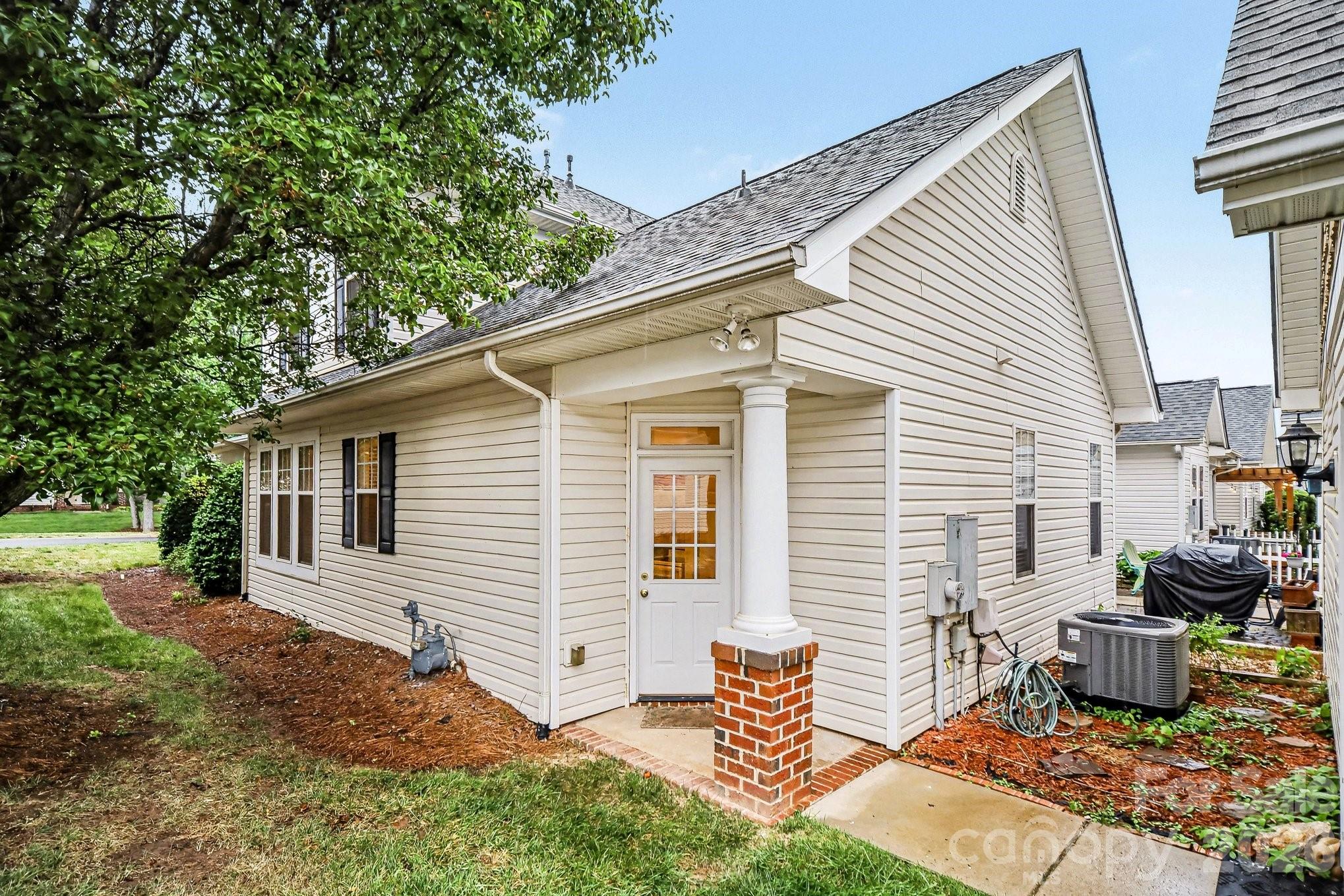 2065 Gable Way Lane — Matthews