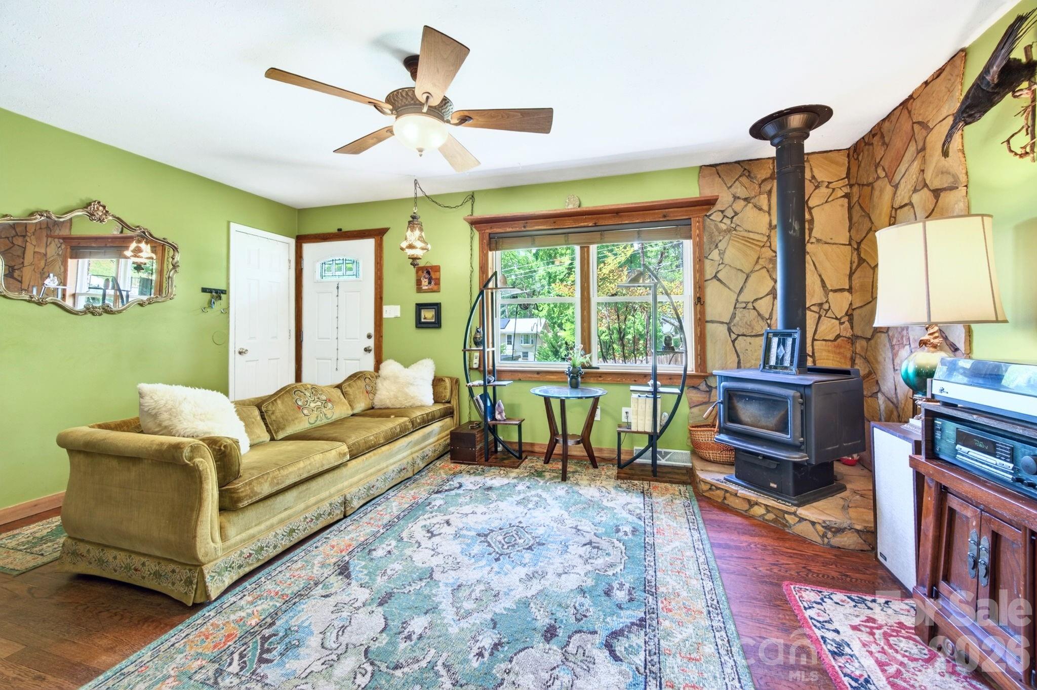305 Melody Circle — Swannanoa