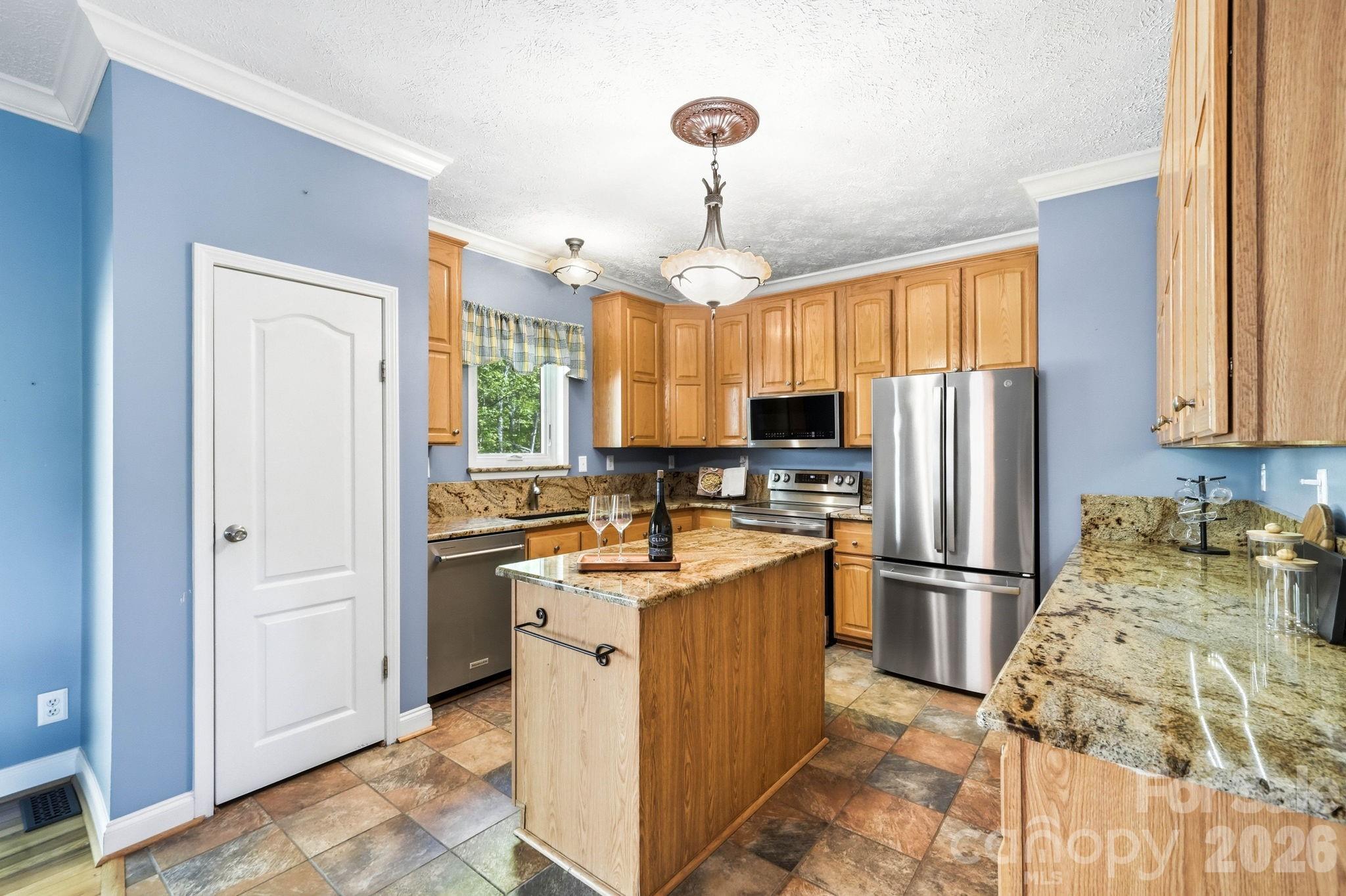 394 Hummingbird Lane — Elk Park