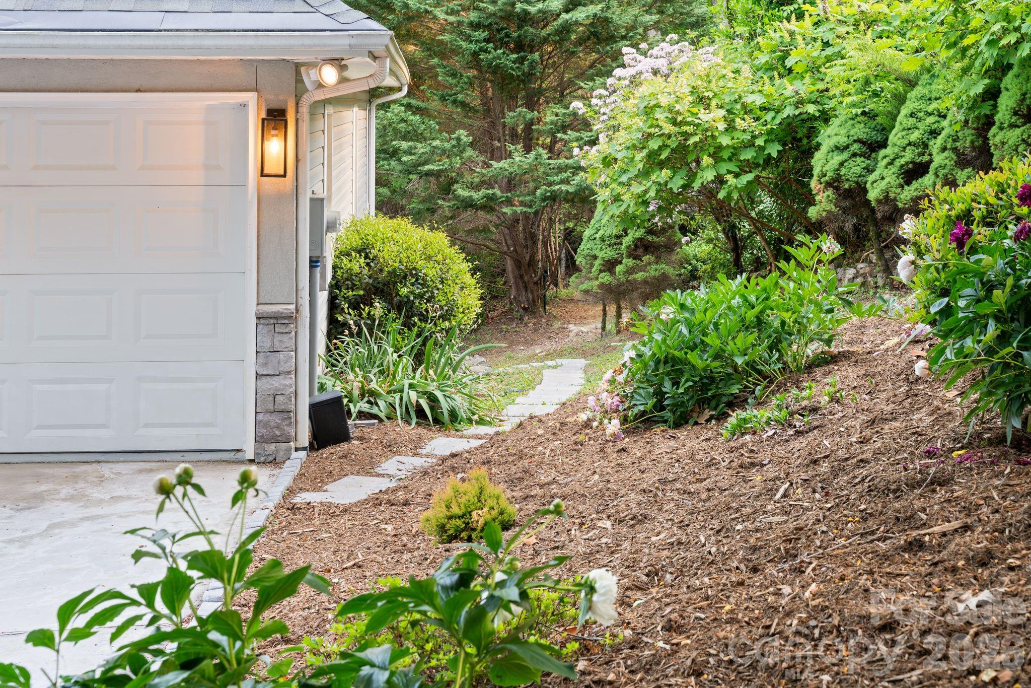 2508 Carriage Falls Court — Hendersonville